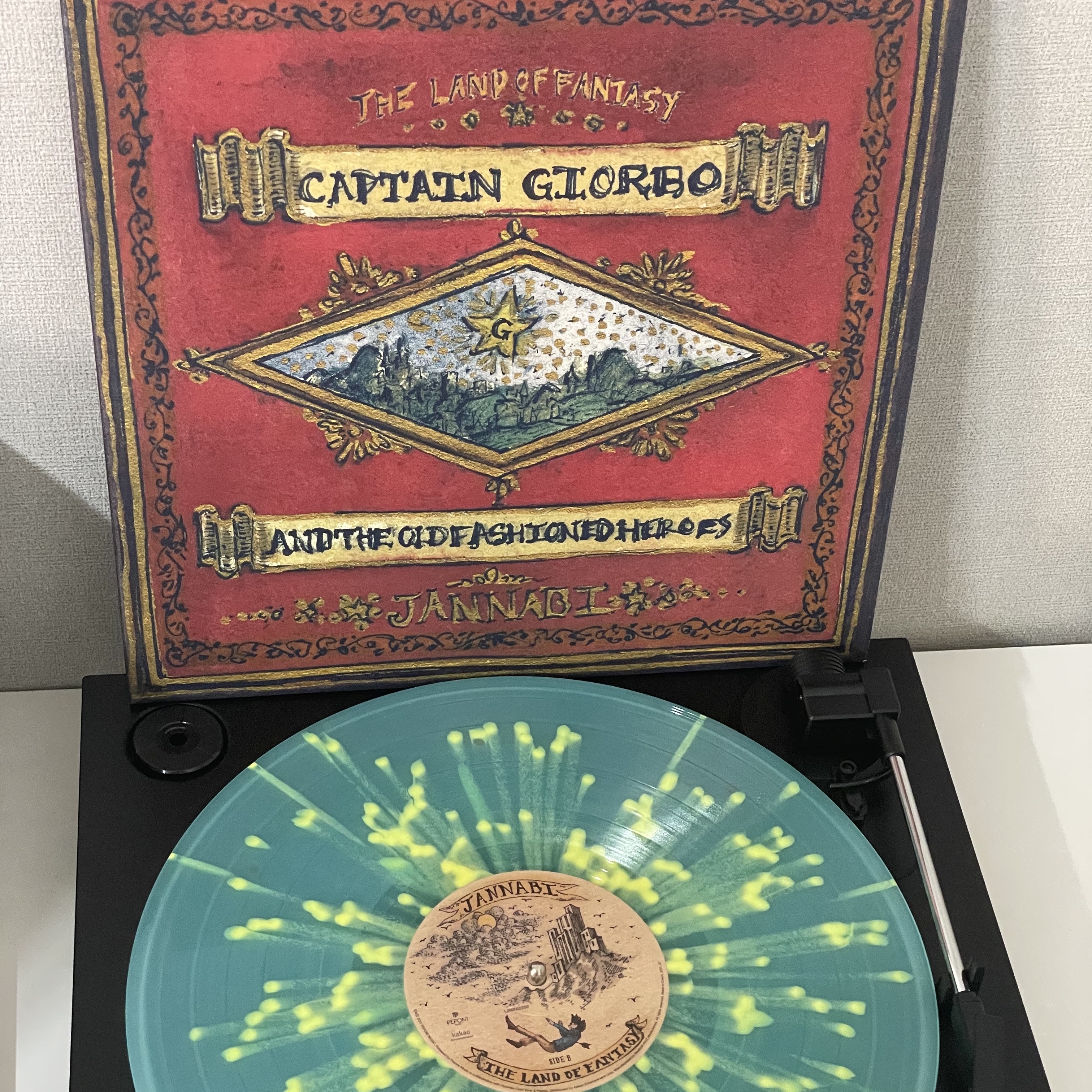 Jannabi The Land of Fantasy LP Clear Red & Orange Splatter Mix, Jannabi The Land of Fantasy LP Clear Blue & Yellow Splatter Mix 착용 스타일 - 2