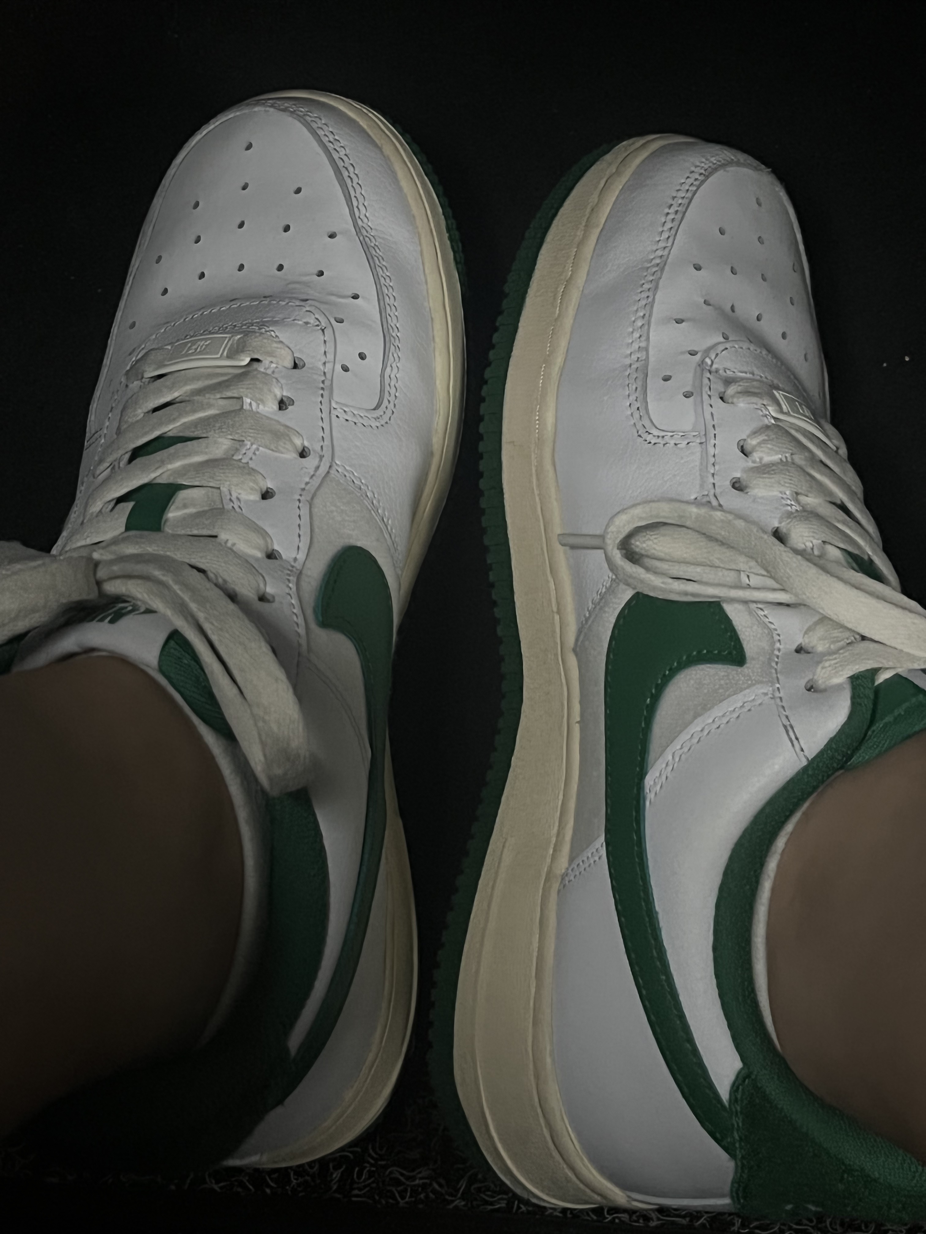 Nike Air Force 1 '07 LV8 Varsity White Pine Green, Vans Old Skool Platform Black White 착용 스타일 - 1