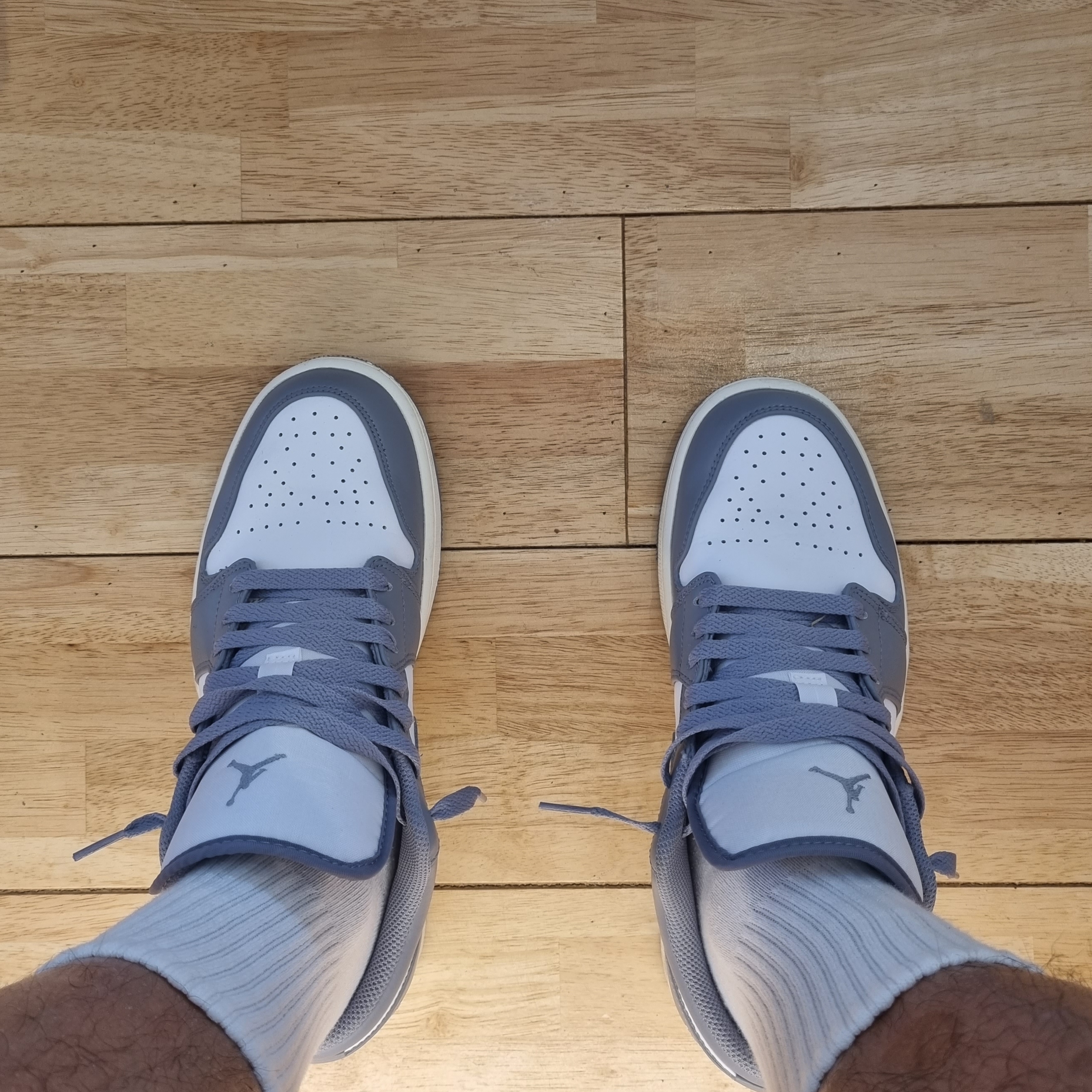 Jordan 1 Low Stealth and White 착용 스타일