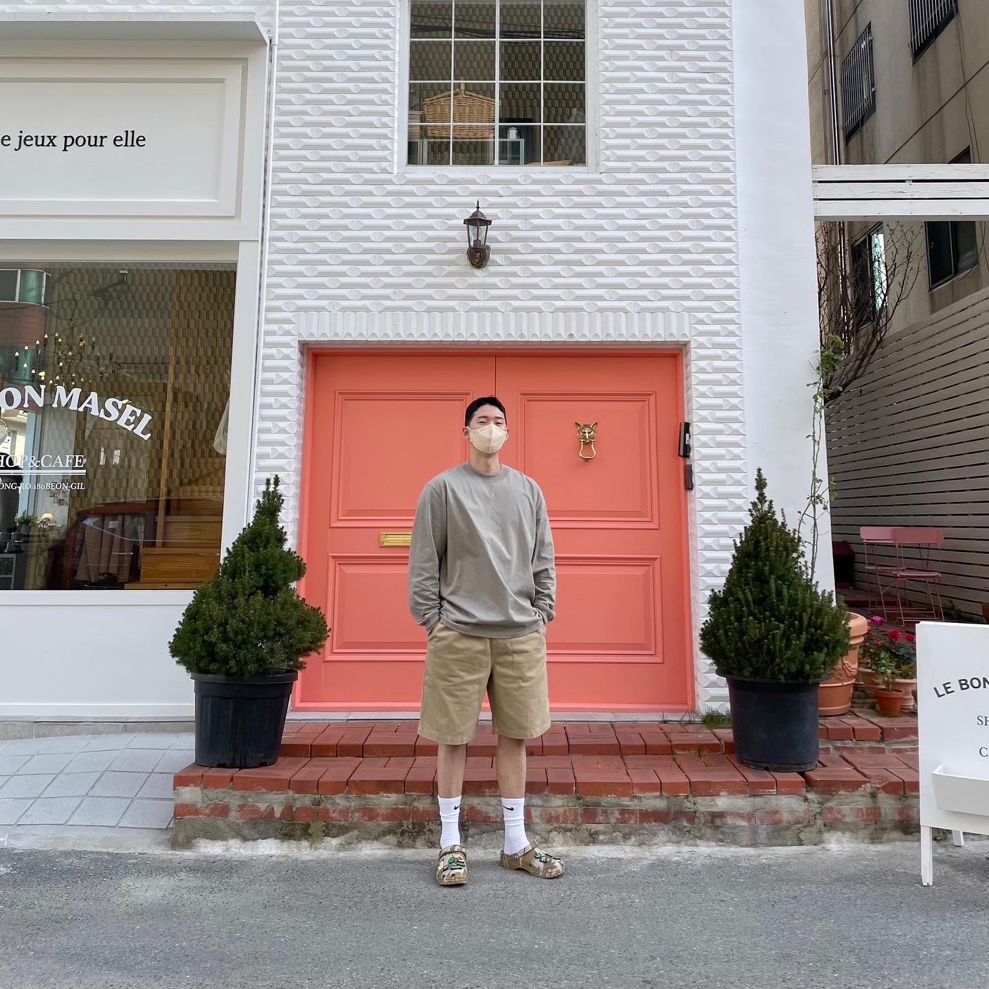 Crocs x Palace Clog Camo, Essentials Long Sleeve T-Shirt Moss - 21SS 착용 스타일