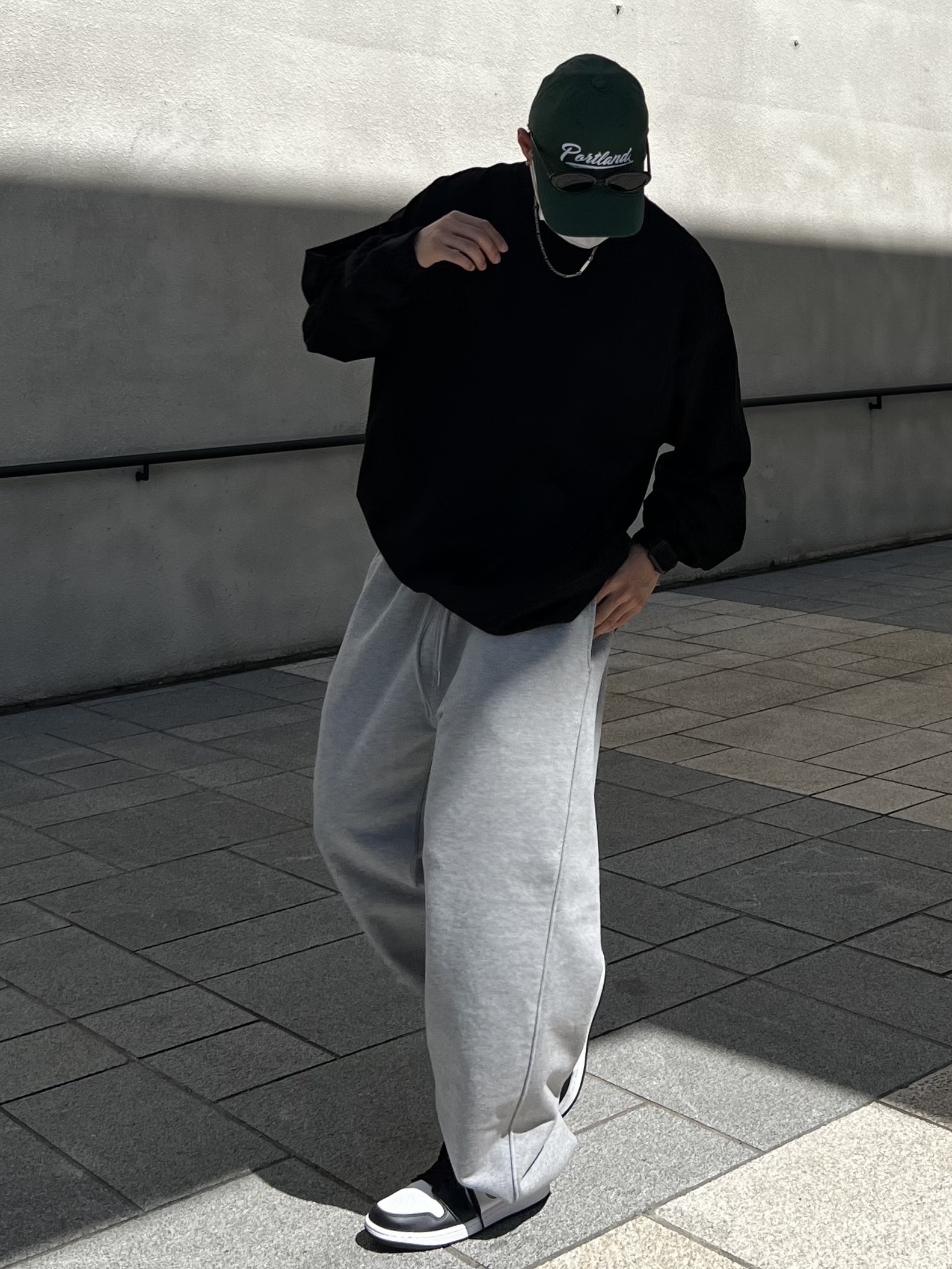 Jordan 1 Low Black Particle Grey 착용 스타일 - 3