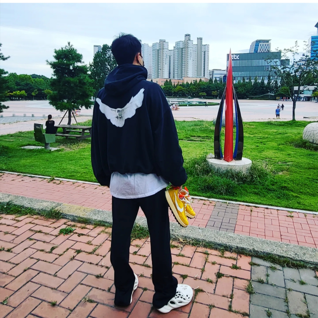 Yeezy Gap Engineered By Balenciaga Dove Hoodie Washed Black, Yeezy Gap Engineered By Balenciaga Fitted Sweatpants Washed Black 착용 스타일