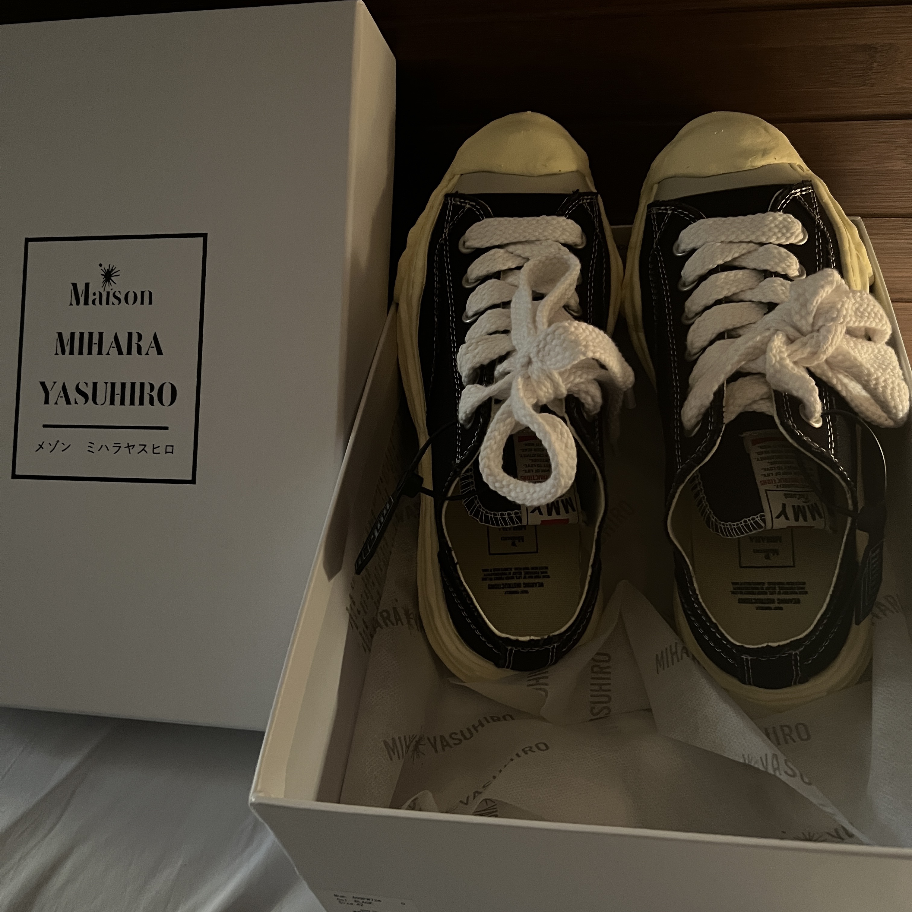 Maison Mihara Yasuhiro Hank VL OG Sole Canvas Low-top Sneakers Black 착용 스타일 - 1