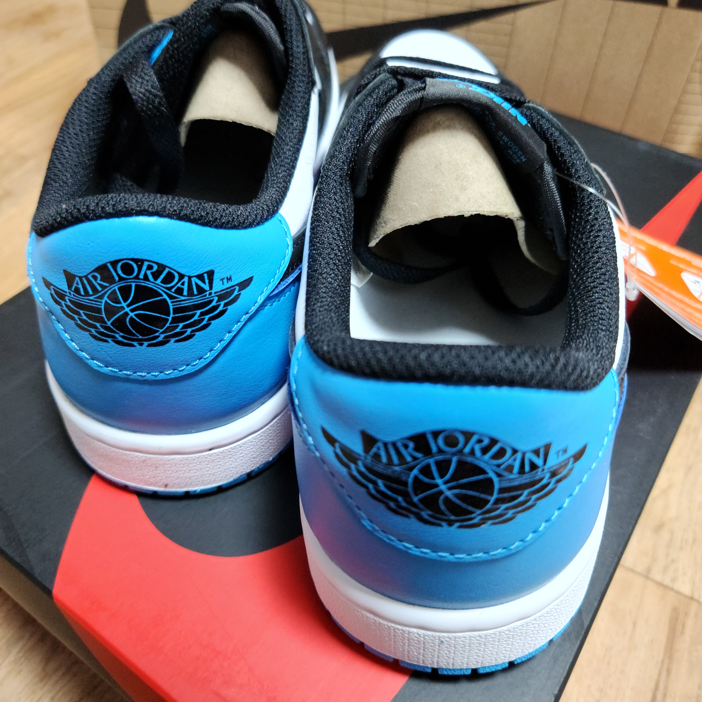 Jordan 1 Retro Low OG Black and Dark Powder Blue 착용 스타일 - 5