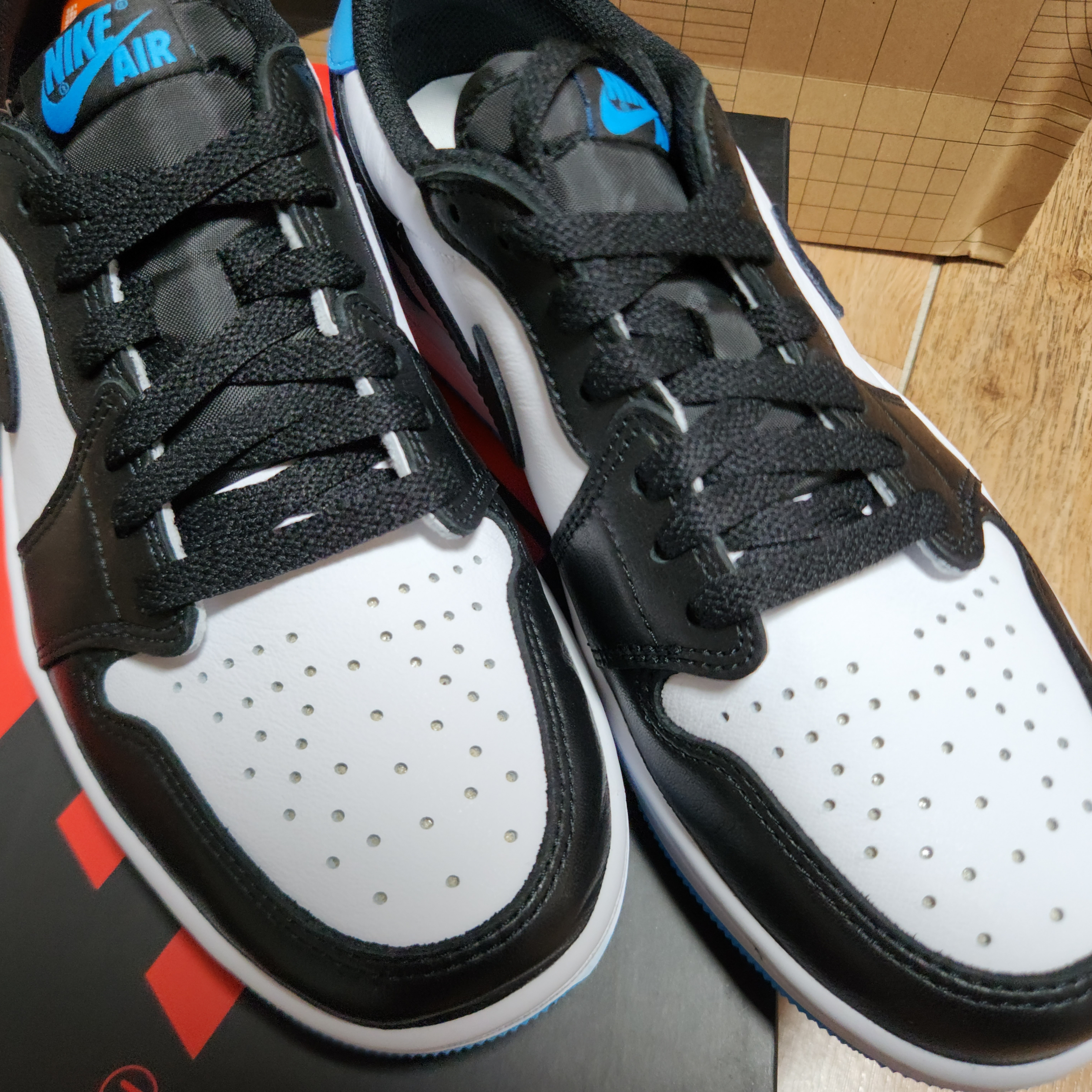 Jordan 1 Retro Low OG Black and Dark Powder Blue 착용 스타일 - 4
