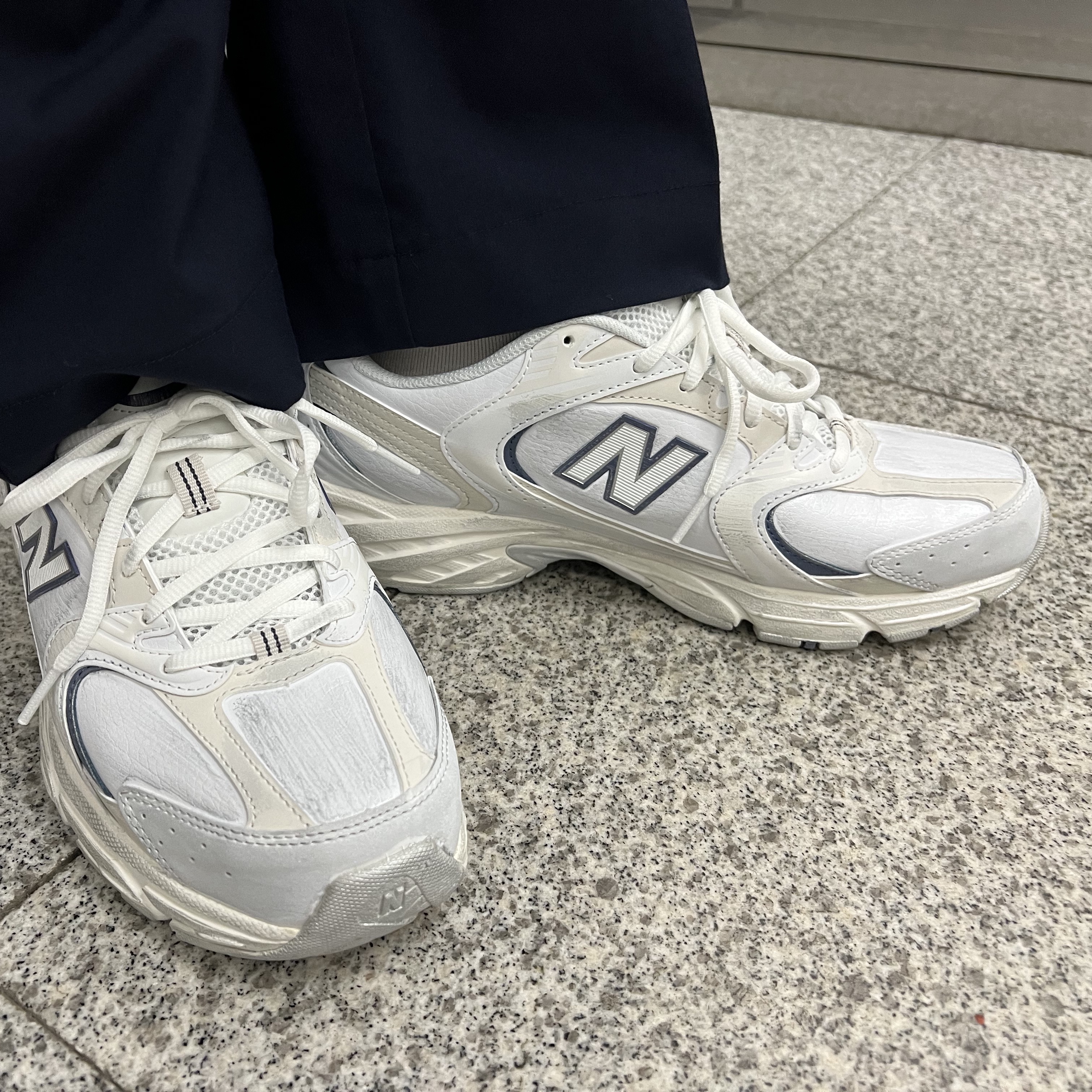 New Balance 530 White Indigo Blue 착용 스타일 - 2