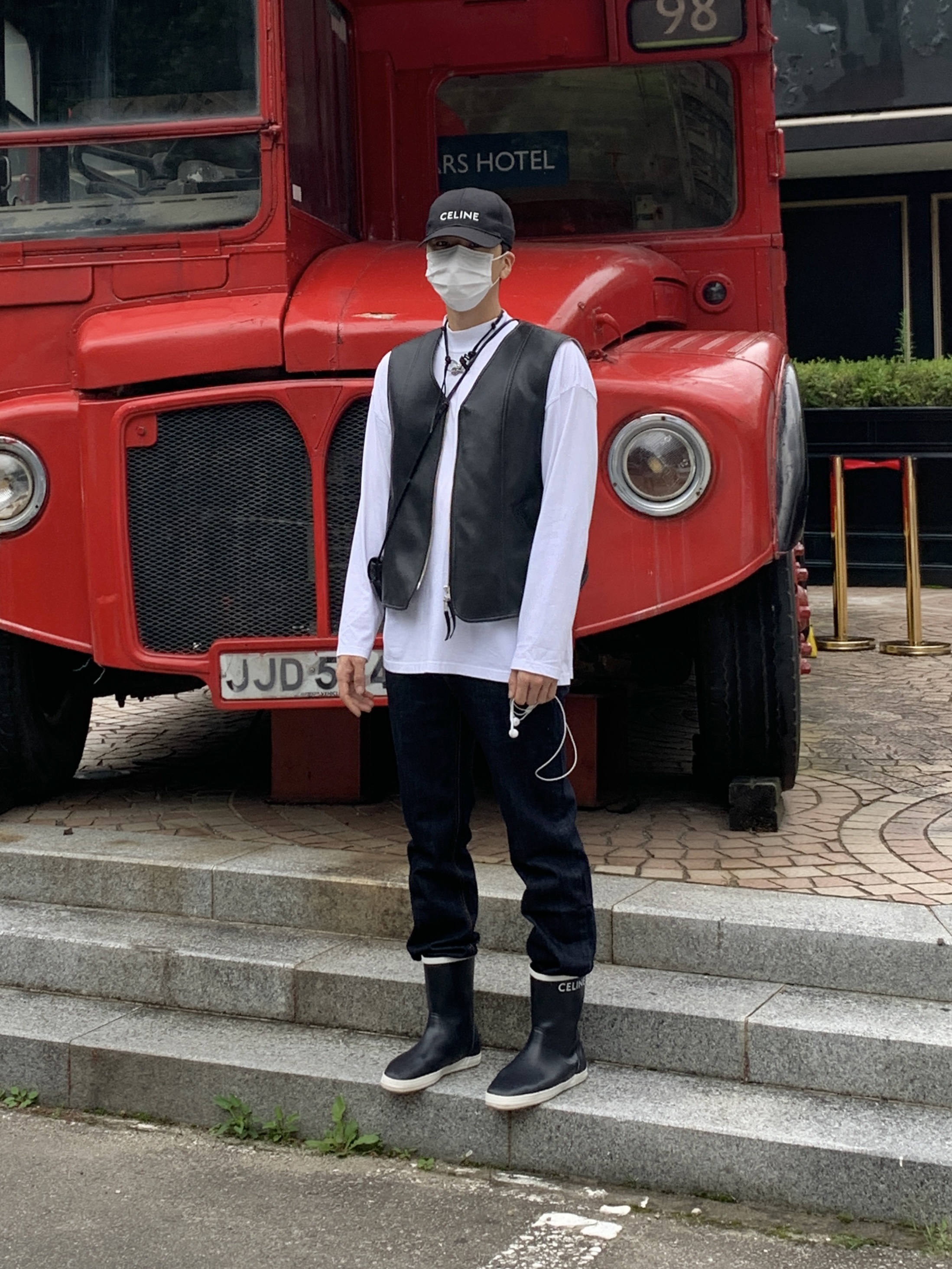 (W) Celine Baseball Cap in Cotton Black, (W) Celine Flat Half Boot Les Bottles De Pont Celine in Natural Rubber Navy 착용 스타일 - 5