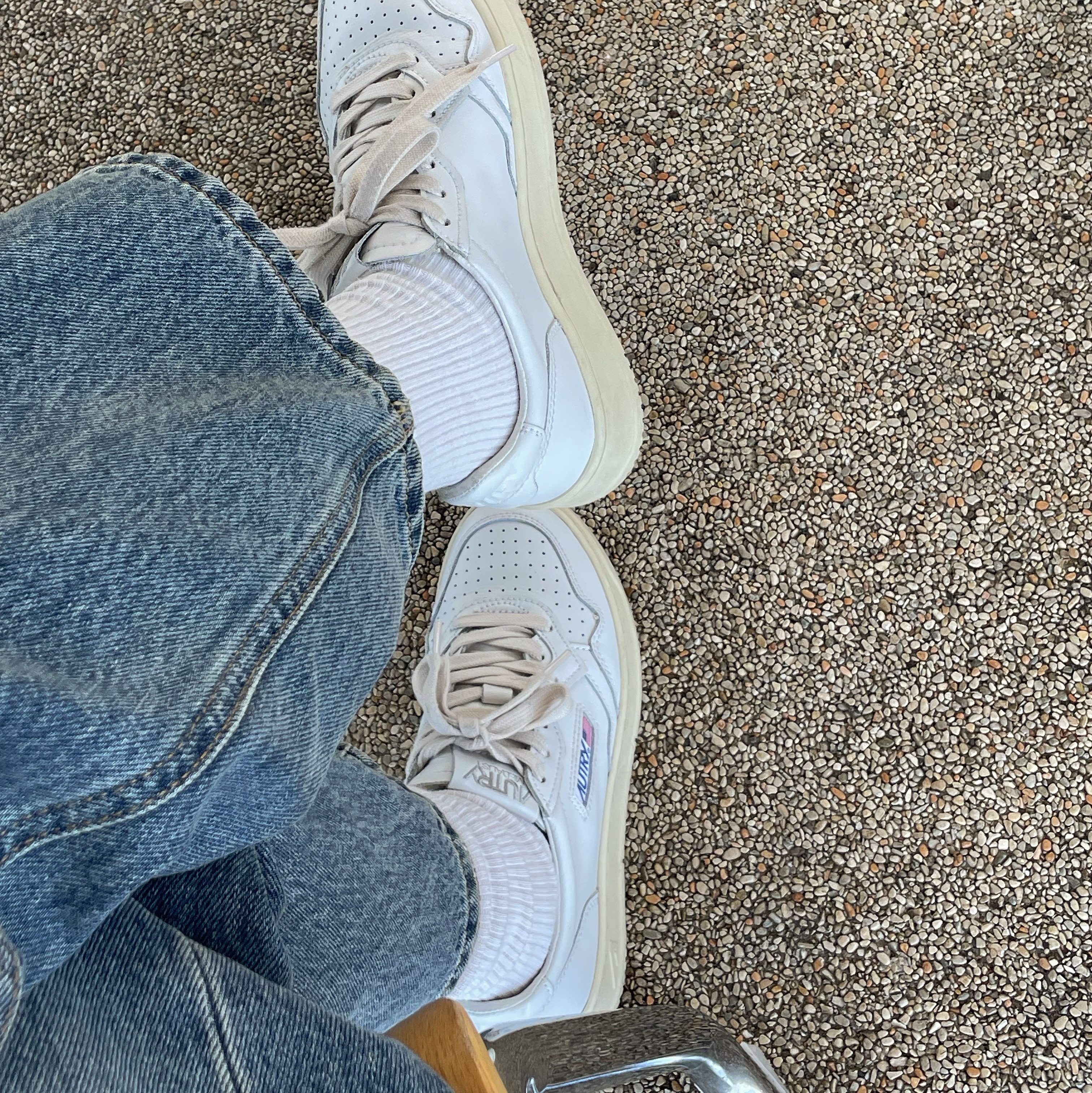 (W) Autry Medalist Low Leather Sneakers White 착용 스타일 - 2