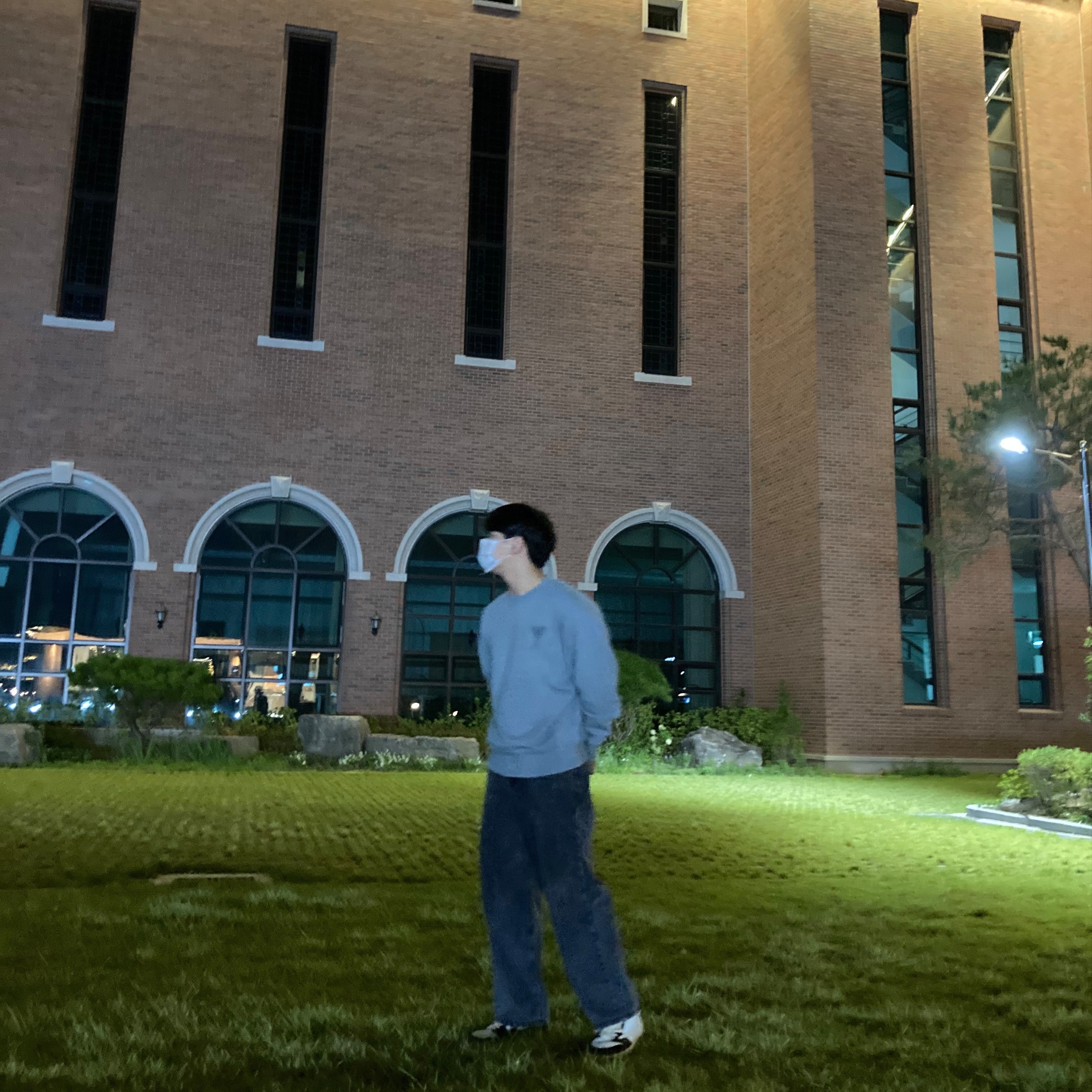 AMI de Coeur Tone-On-Tone Sweatshirt Heather Grey, Jordan 1 x Travis Scott x Fragment Retro Low OG SP Military Blue 착용 스타일