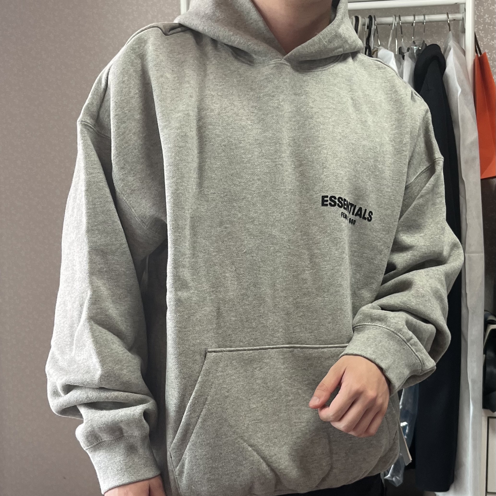 Essentials The Core Collection Hoodie Dark Oatmeal 착용 스타일 - 1