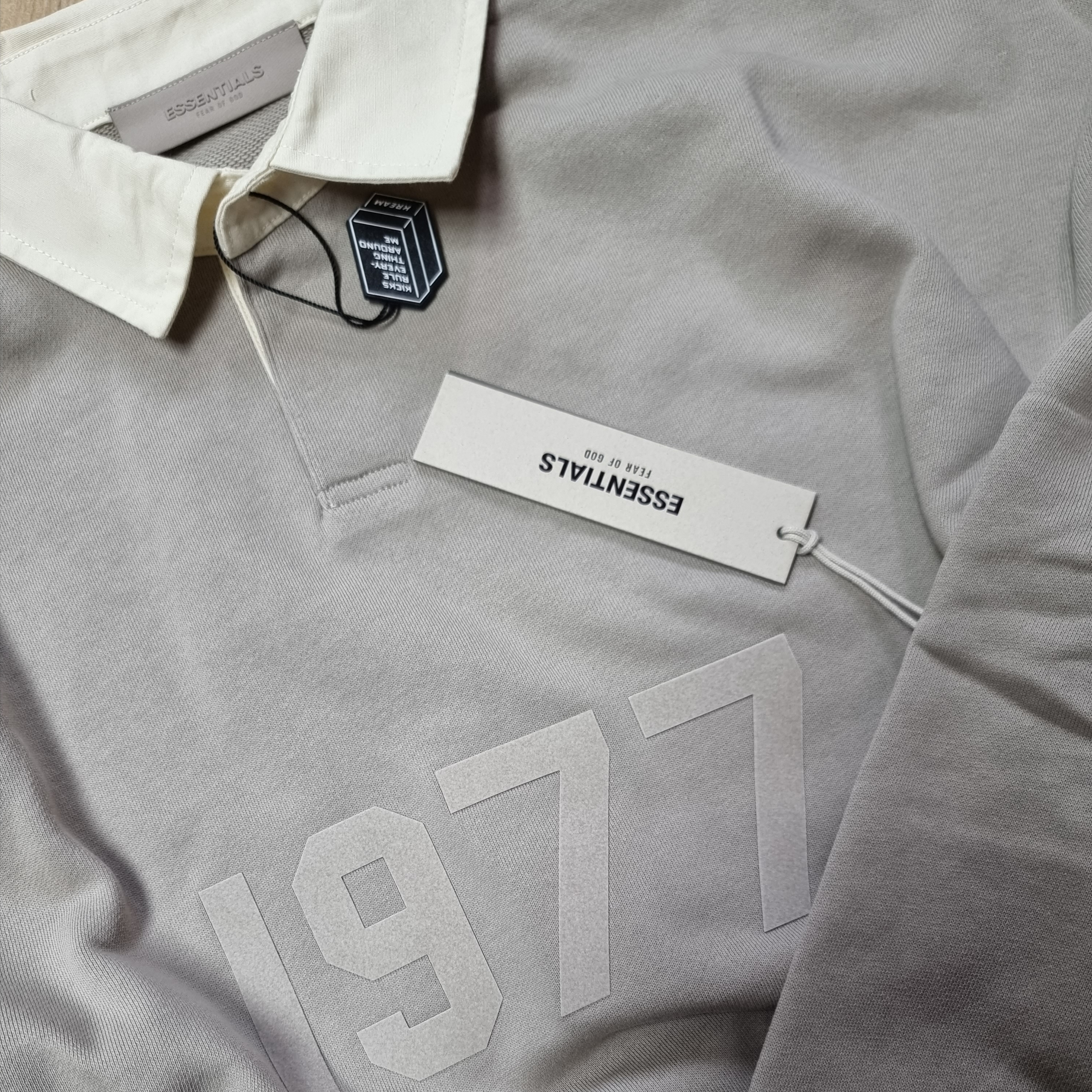 Essentials 1977 Henley Rugby Long Sleeve Polo Smoke - 22FW 착용 스타일