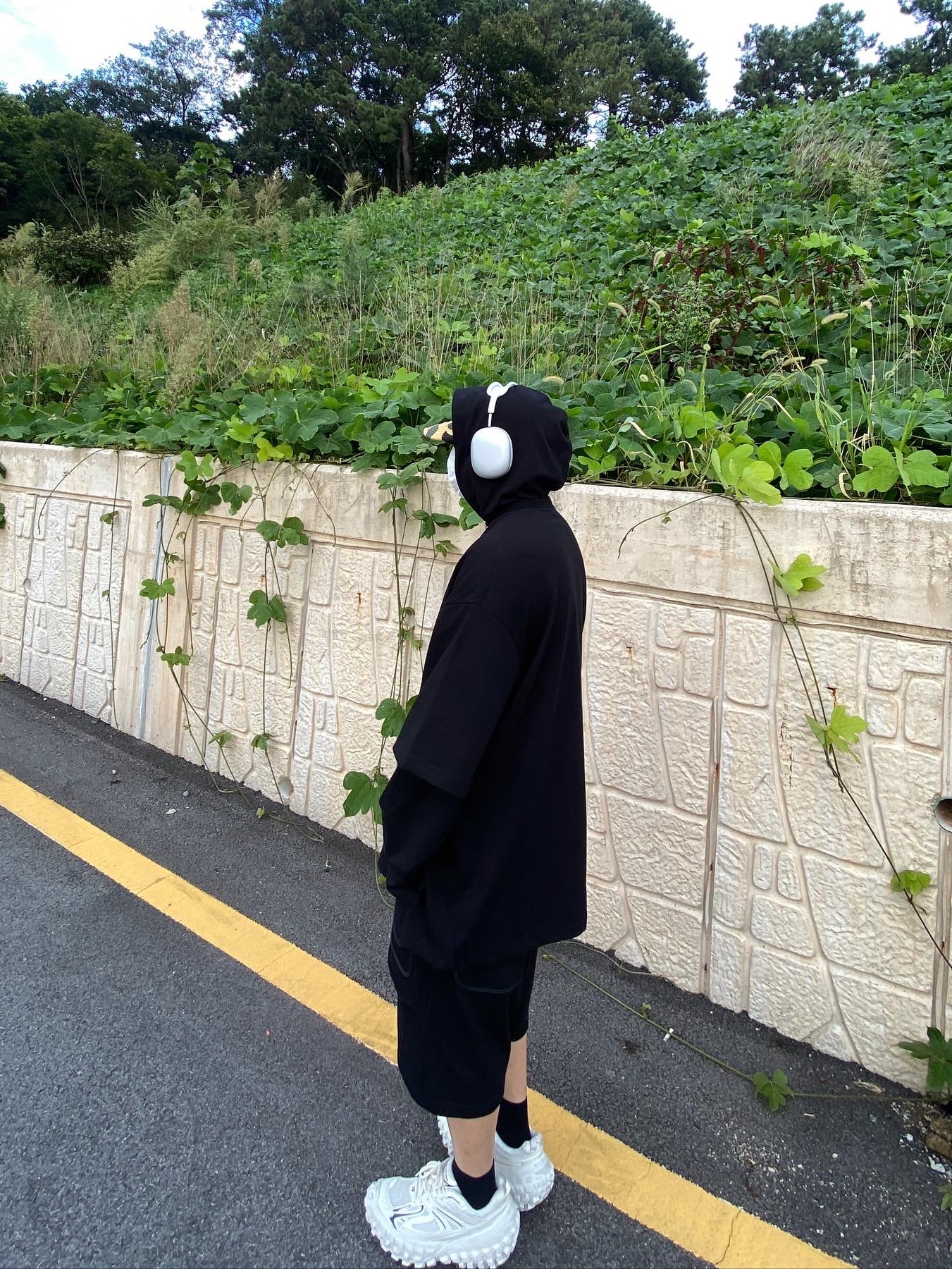 Balenciaga Defender Sneakers Beige, Apple AirPods Max Lightning Silver (Korean Ver.) 착용 스타일