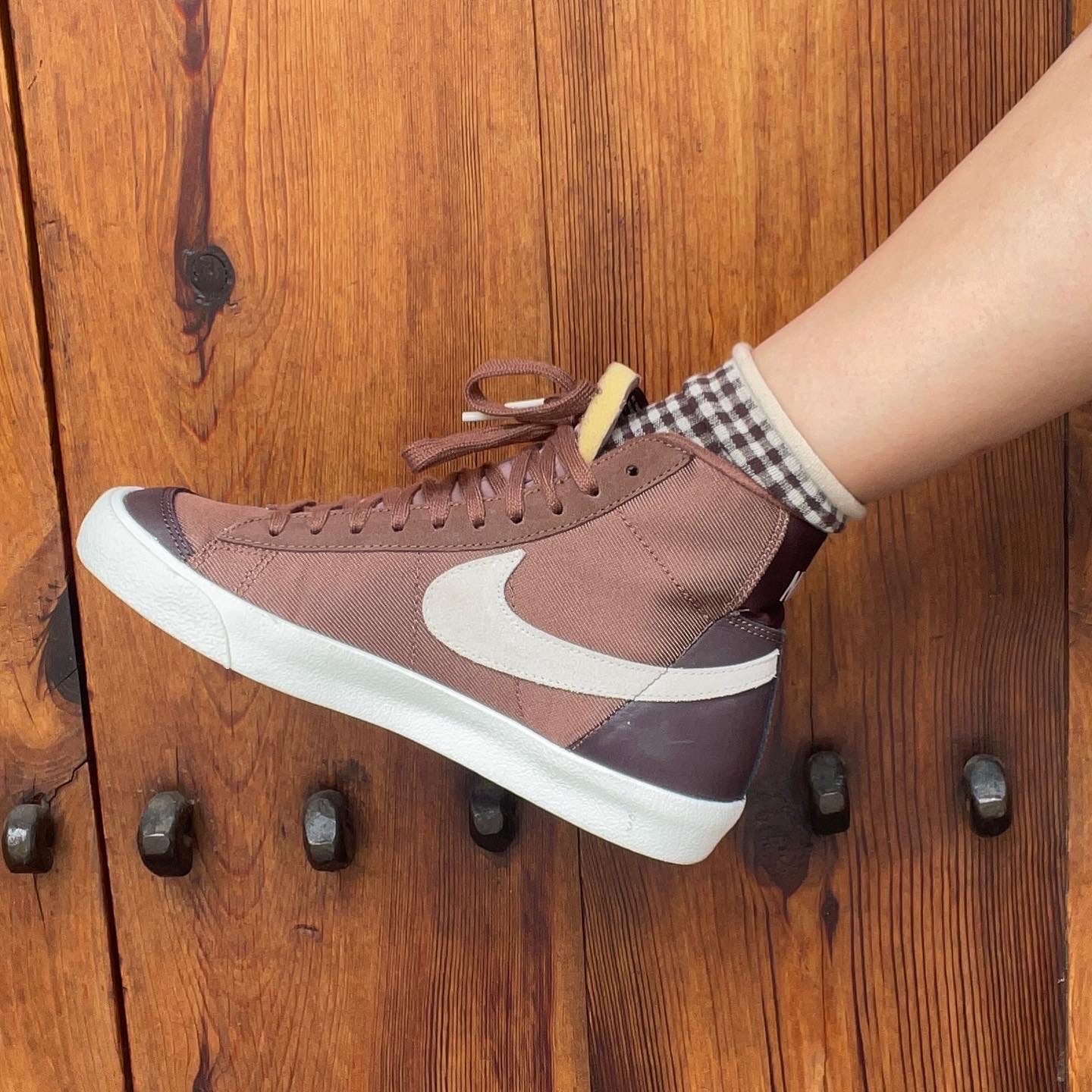 (W) Nike Blazer Mid '77 Coffee 착용 스타일 - 4