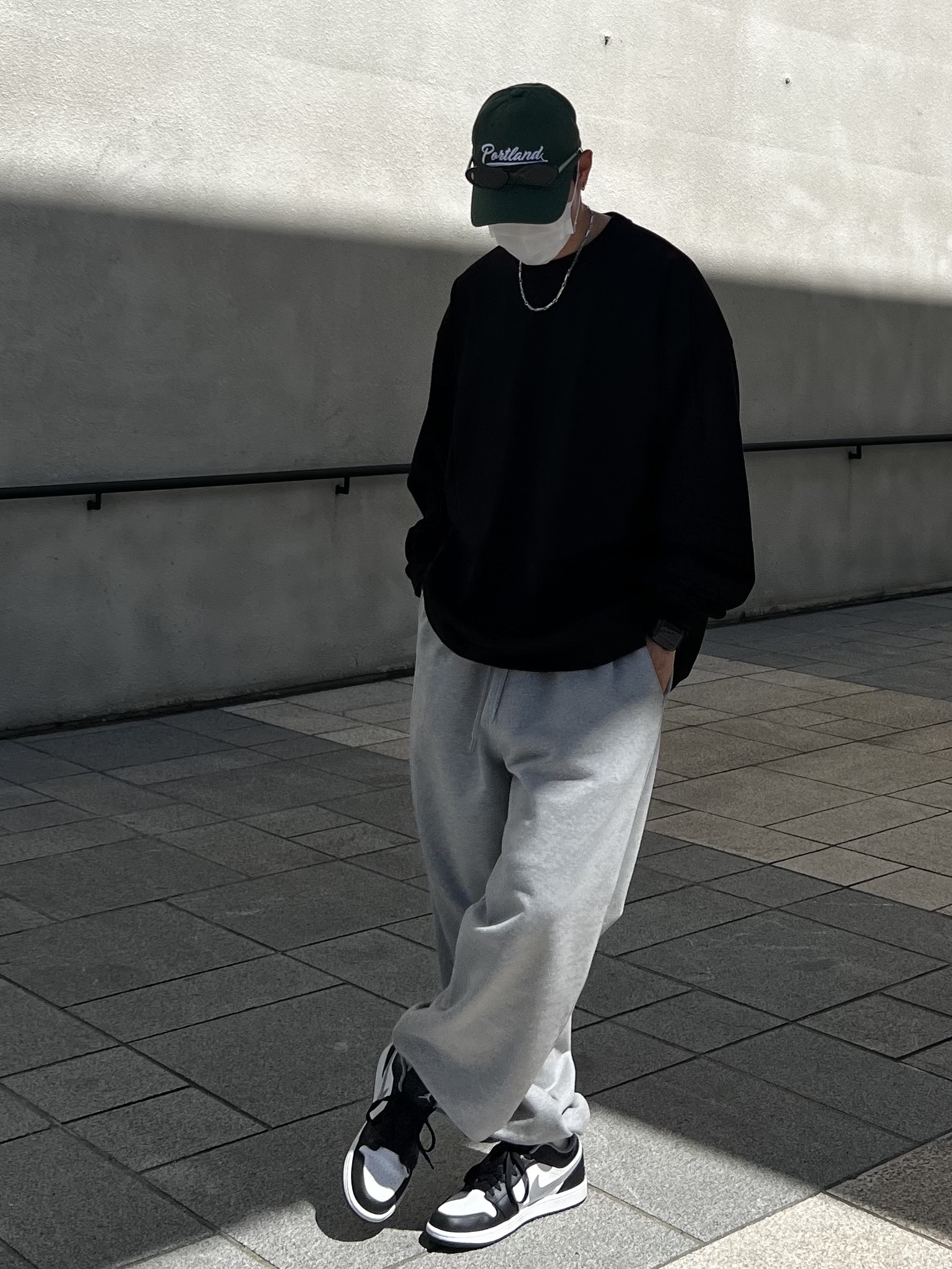 Jordan 1 Low Black Particle Grey 착용 스타일 - 1