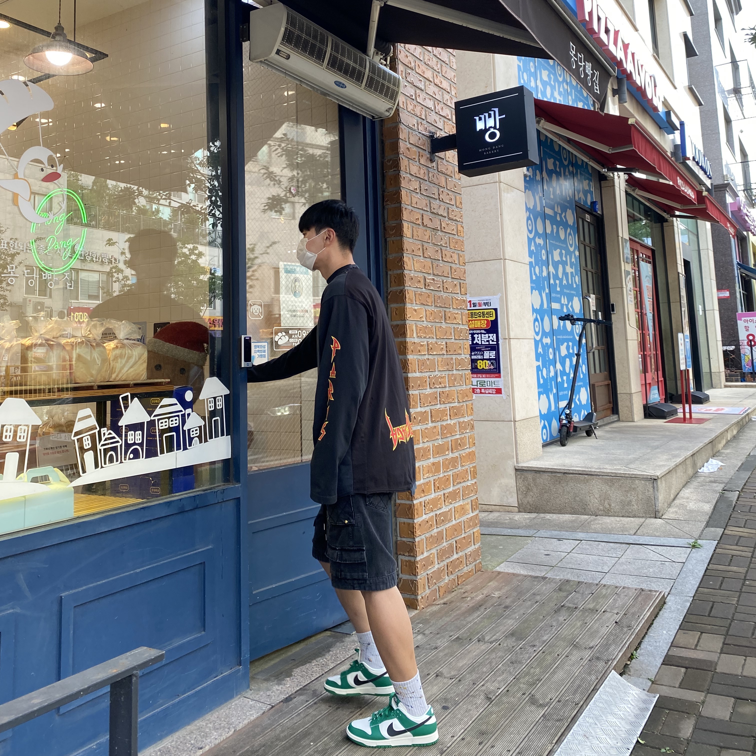 Balenciaga Oversized Speed Hunter Upside Down Long Sleeve T-Shirt Black, Nike Dunk Low Retro SE Jackpot Malachite 착용 스타일 - 3