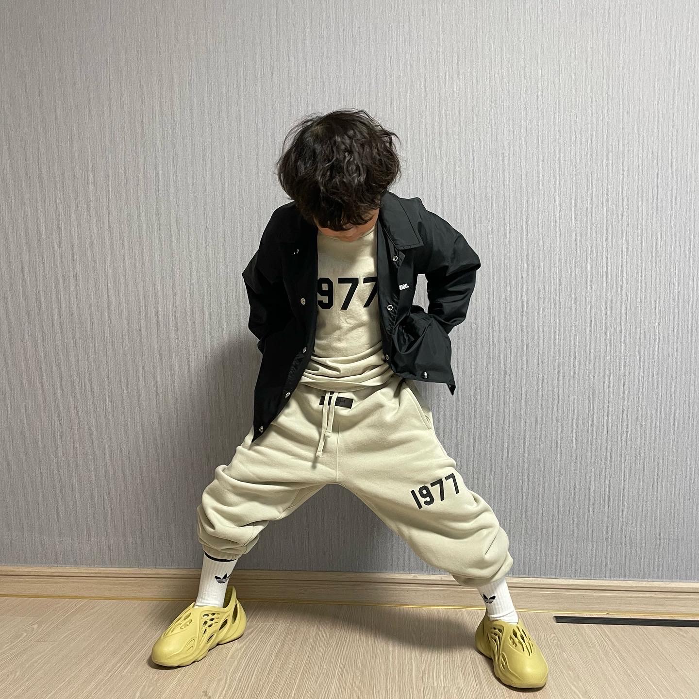 (Kids) Adidas Yeezy Foam RNNR Sulfur, (Kids) Essentials 1977 T-Shirt Wheat - 22SS 착용 스타일