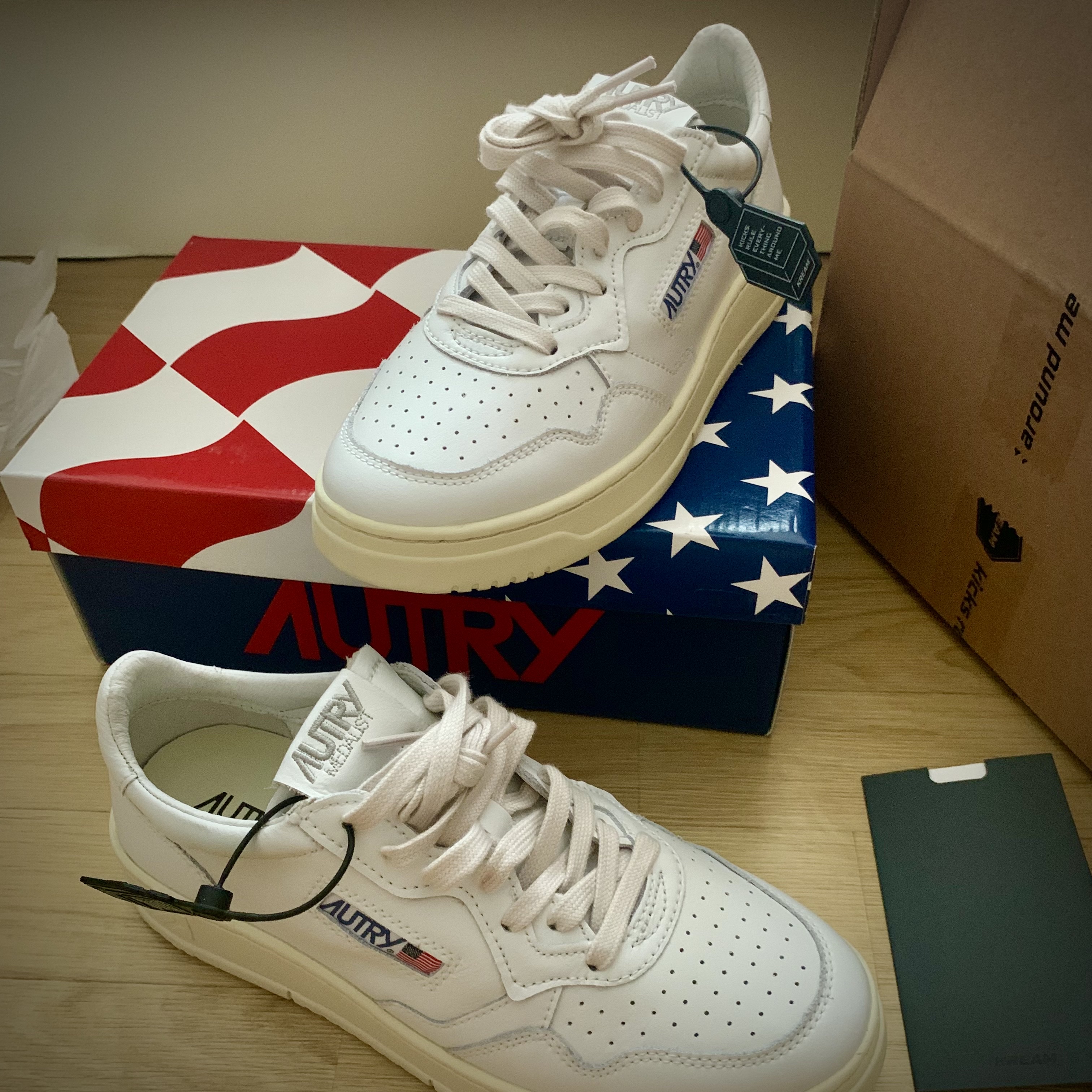 Autry Medalist Low Leather Sneakers White 착용 스타일