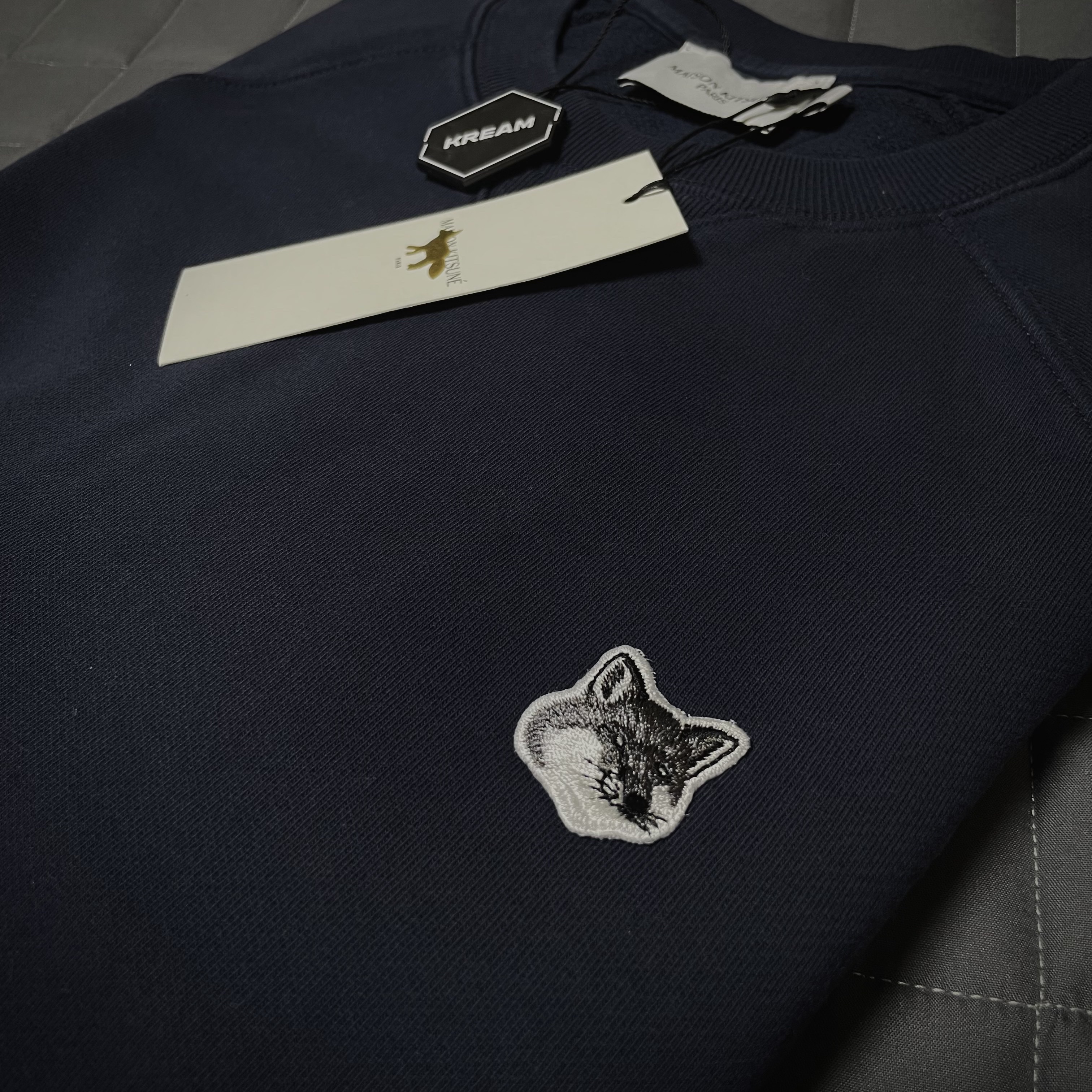 Maison Kitsune Grey Fox Head Patch Classic Sweatshirt Navy 착용 스타일