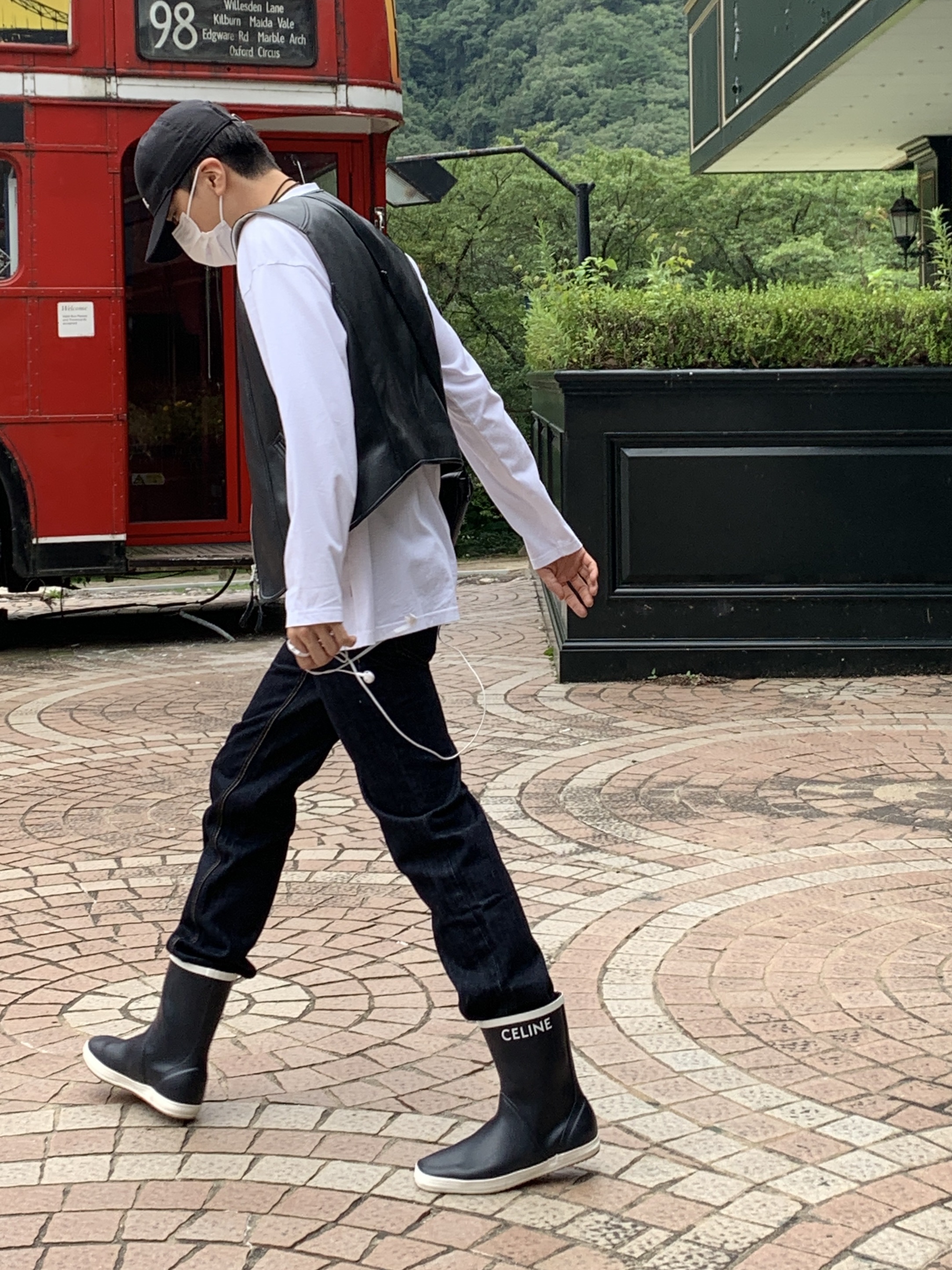 (W) Celine Baseball Cap in Cotton Black, (W) Celine Flat Half Boot Les Bottles De Pont Celine in Natural Rubber Navy 착용 스타일 - 3