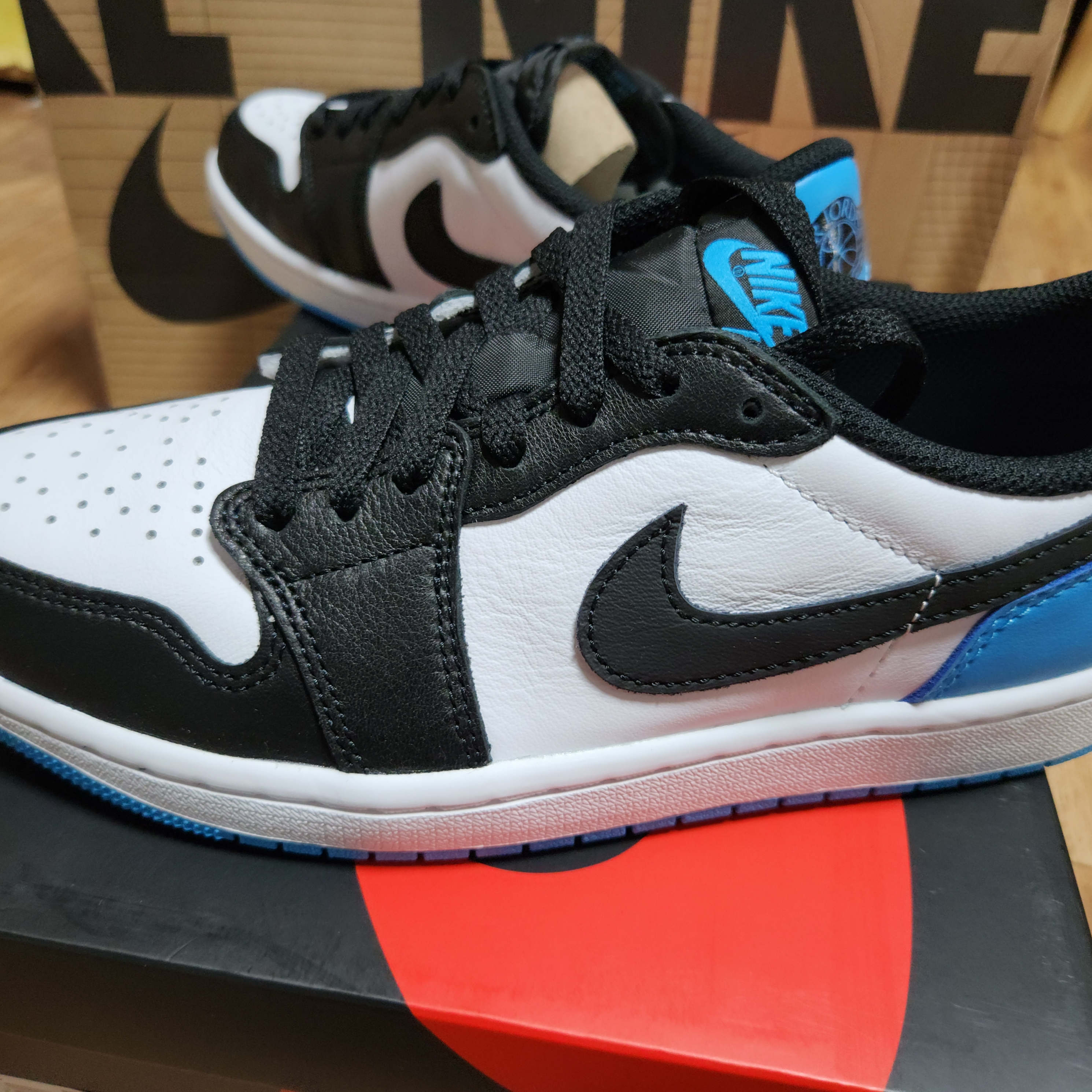 Jordan 1 Retro Low OG Black and Dark Powder Blue 착용 스타일 - 3