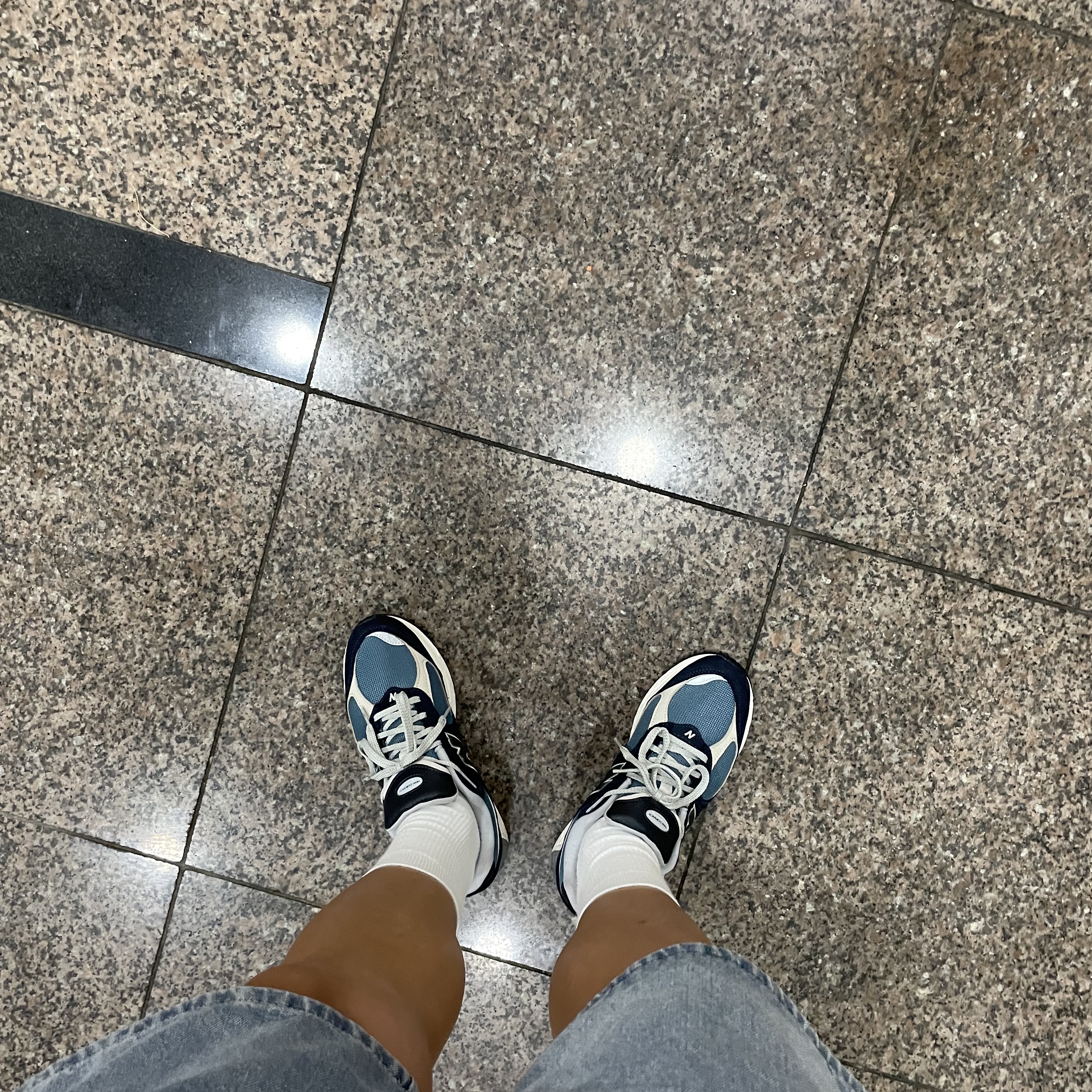 New Balance 2002R Dark Navy 착용 스타일