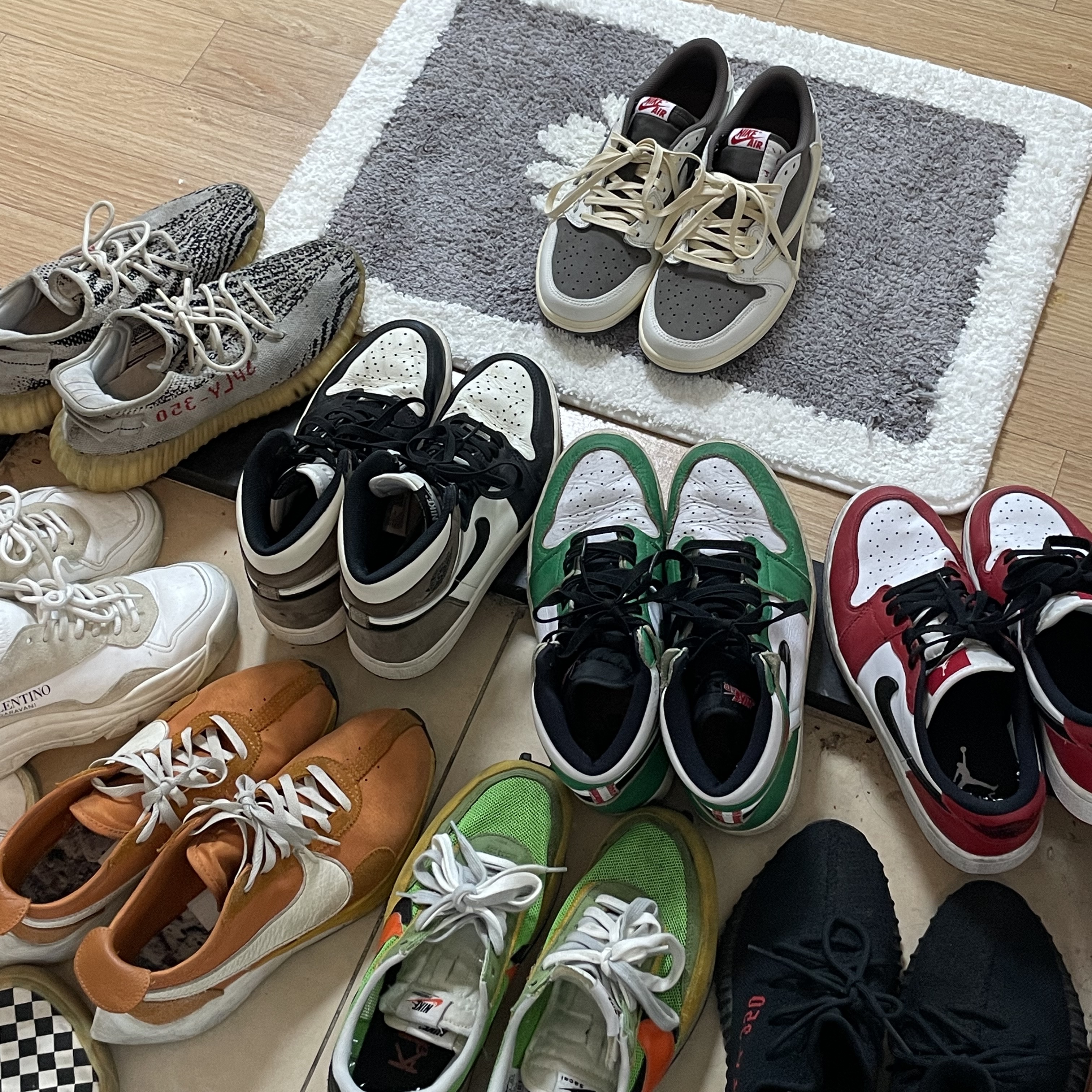 Jordan 1 x Travis Scott Retro Low OG SP Sail and Ridgerock, Adidas Yeezy Boost 350 V2 Zebra 2017/2019/2020 착용 스타일