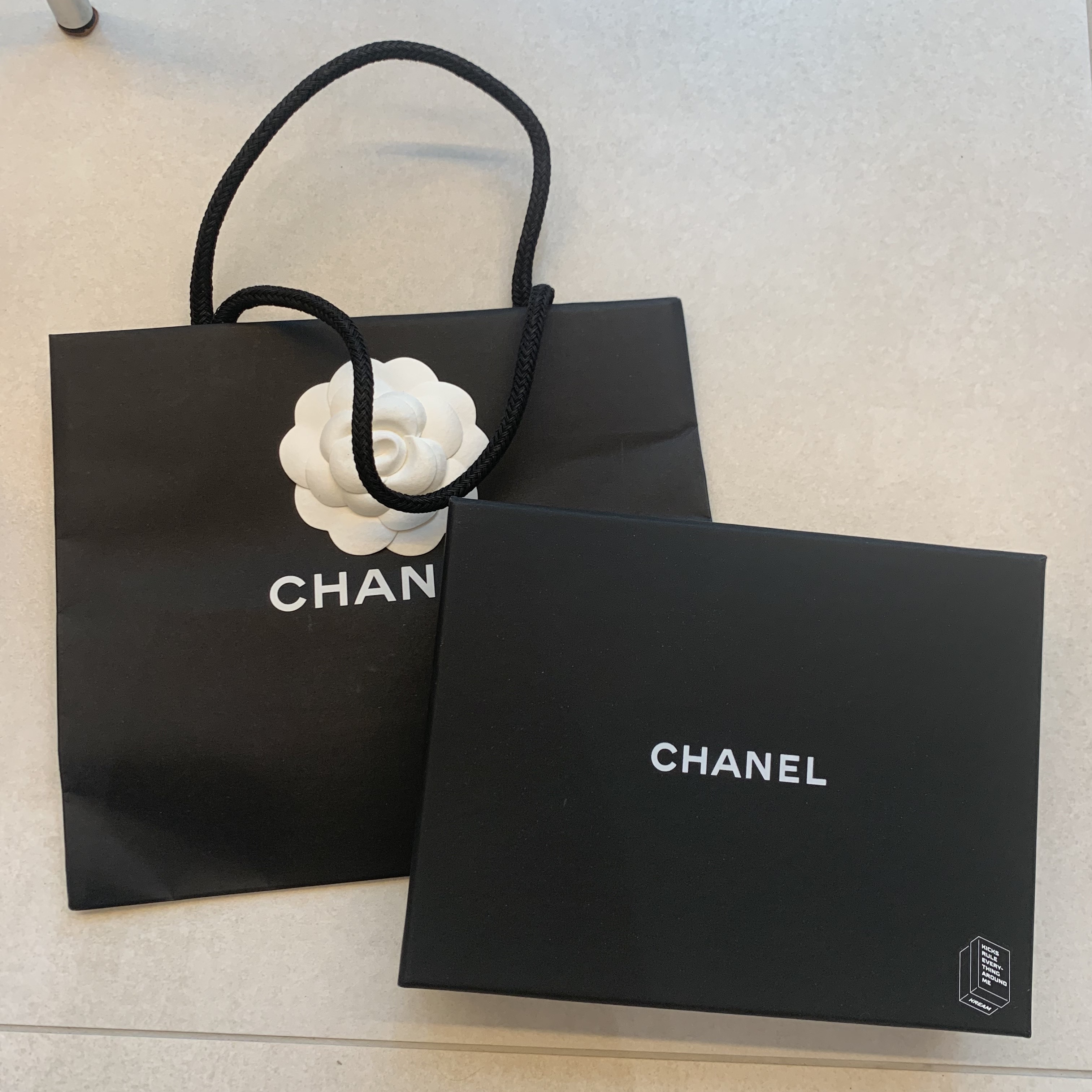 Chanel Classic Flap Card Holder with Chain Grained Calfskin & Gold Black 착용 스타일 - 1