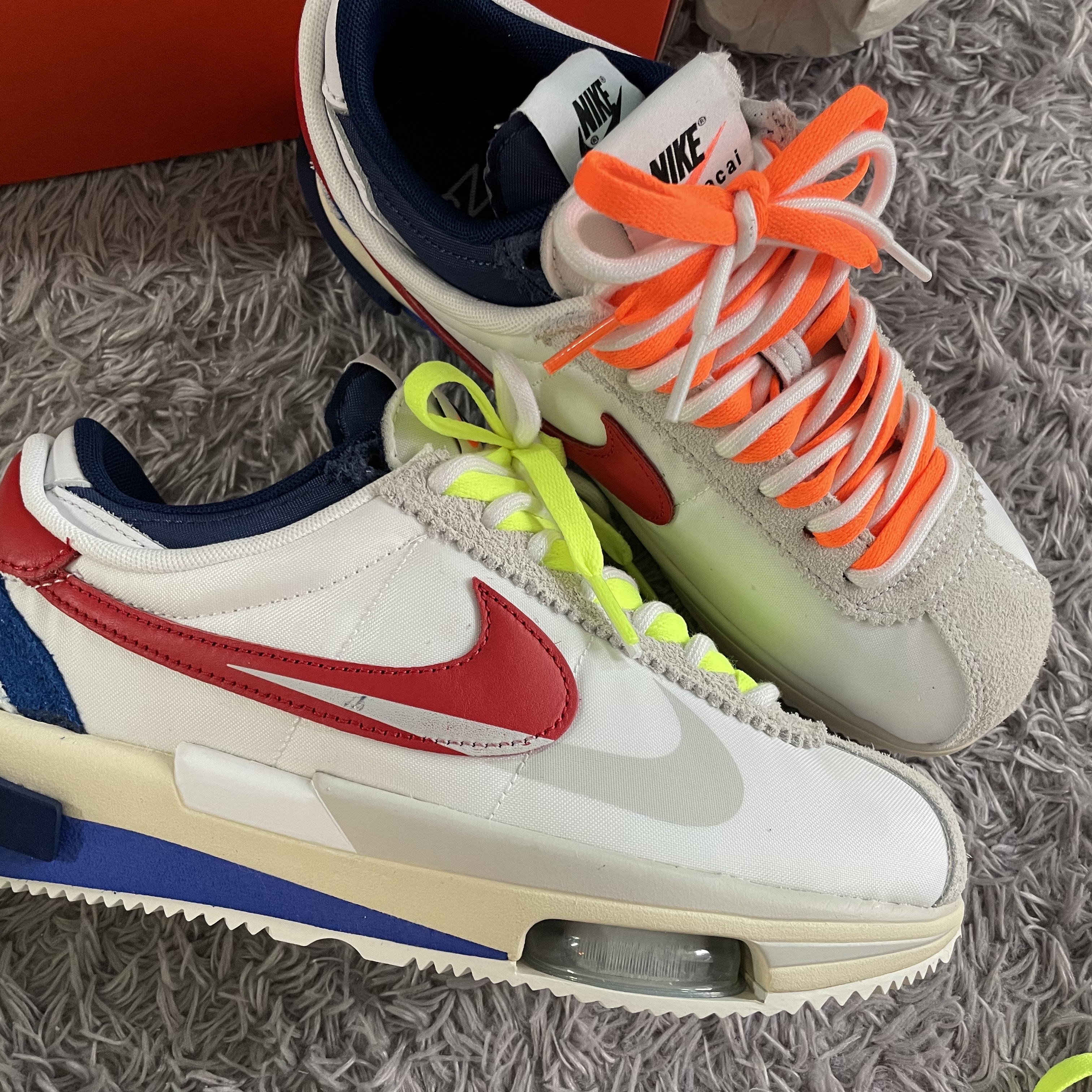 Nike x Sacai Zoom Cortez SP White and University Red 착용 스타일 - 2