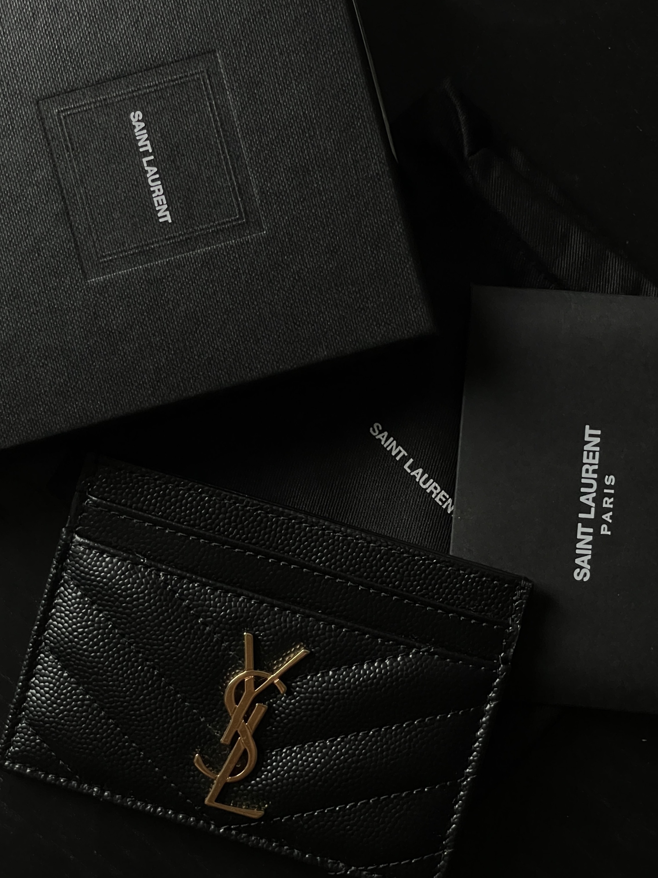 Saint Laurent Cassandre Matelasse Card Case in Grain De Poudre Embossed Leather Black 착용 스타일