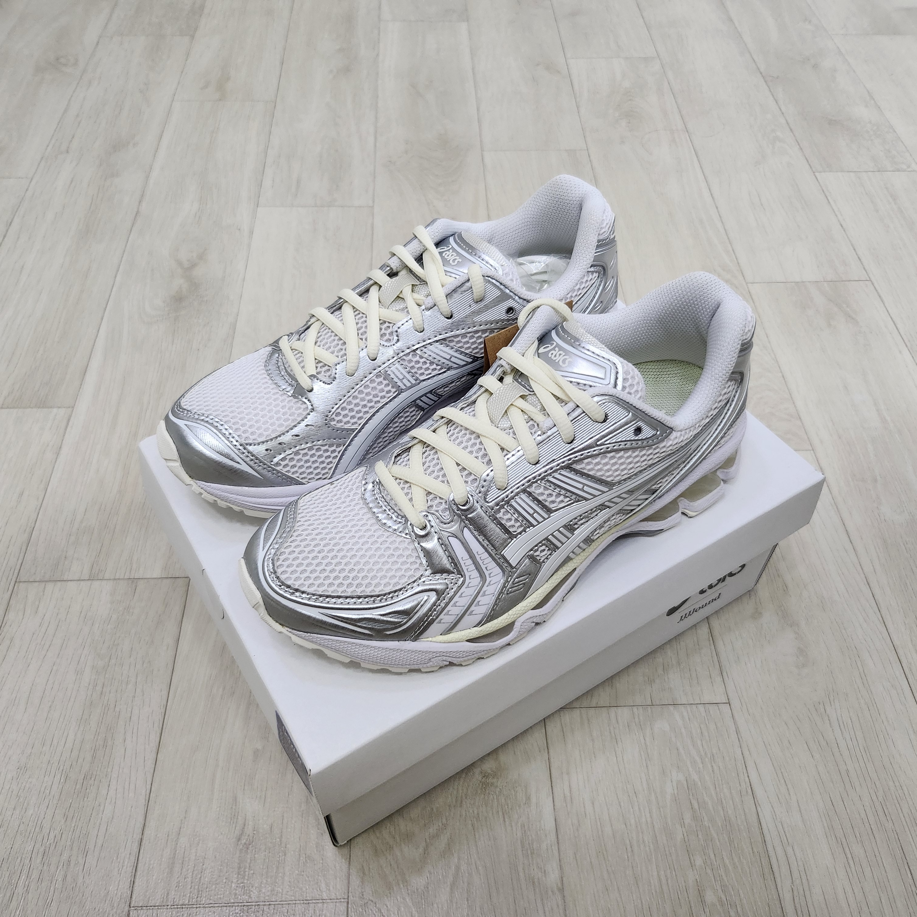 Asics x JJJJound Gel-Kayano 14 Silver White 착용 스타일 - 2