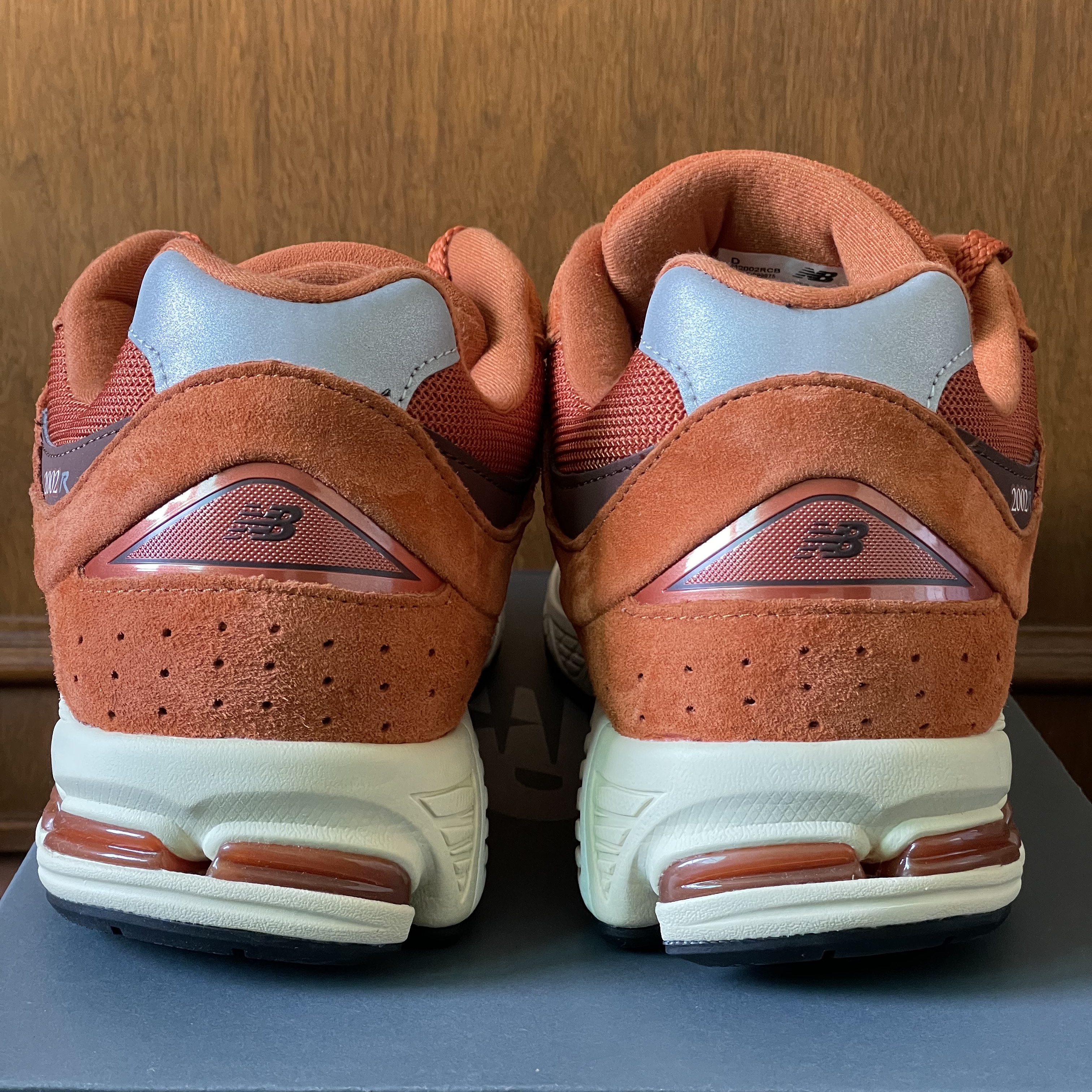 New Balance 2002R Rust Oxide 착용 스타일 - 4