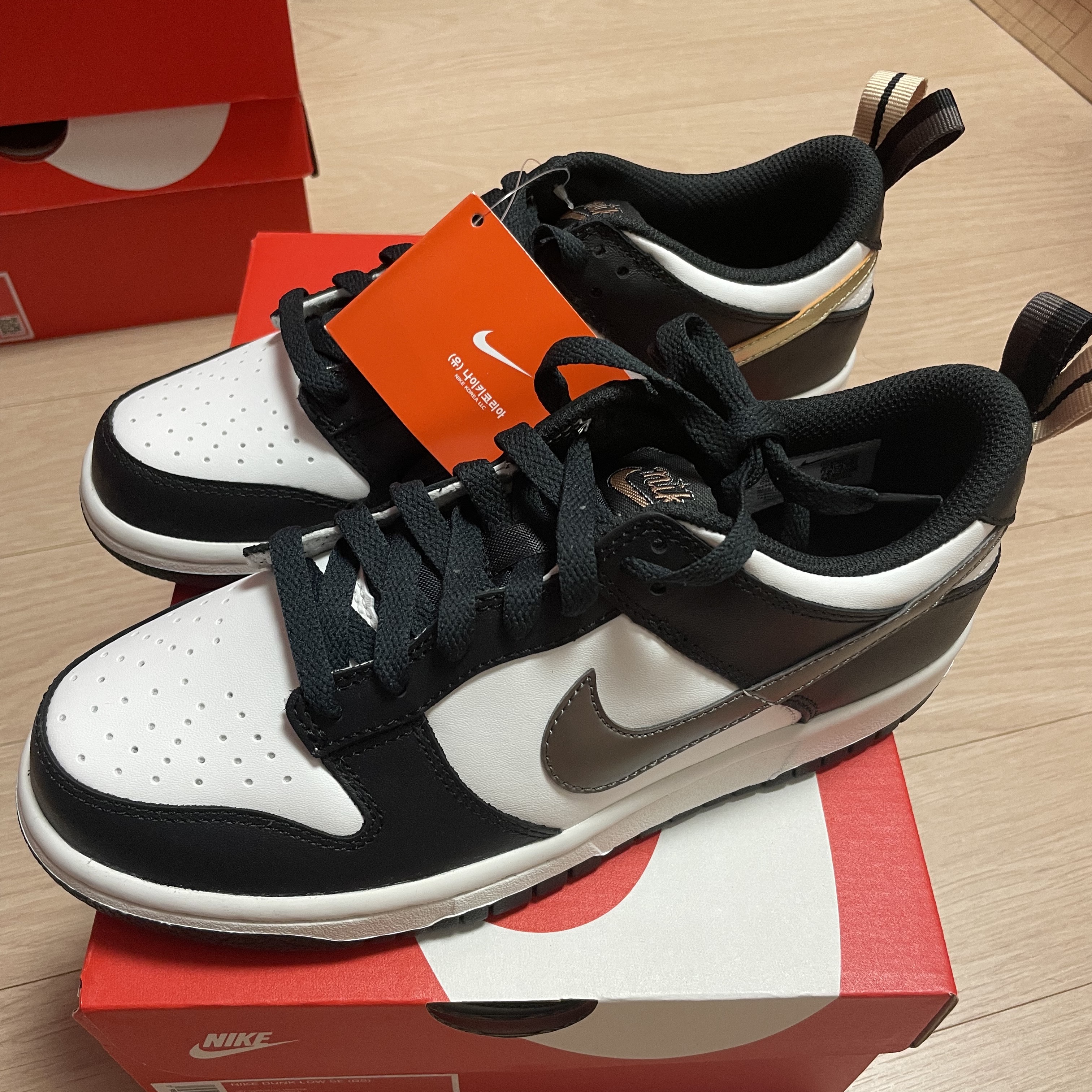(GS) Nike Dunk Low SE Off Noir Summit White Metallic Pewter 착용 스타일