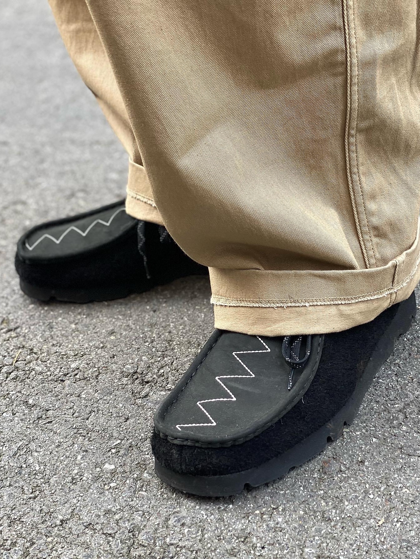 Clarks x Neighborhood Wallabee Boots GTX Black Combi Suede 착용 스타일 - 4