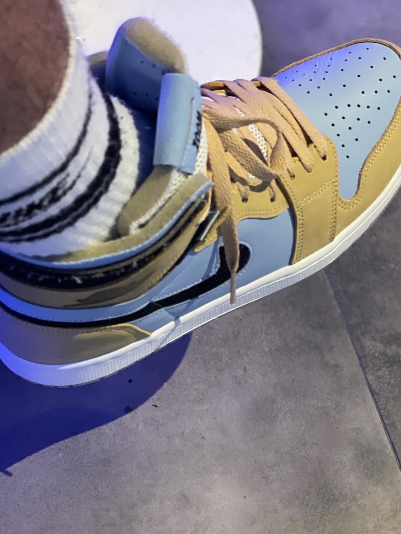 (W) Jordan 1 Zoom Air CMFT Psychic Blue Sesame 착용 스타일 - 2