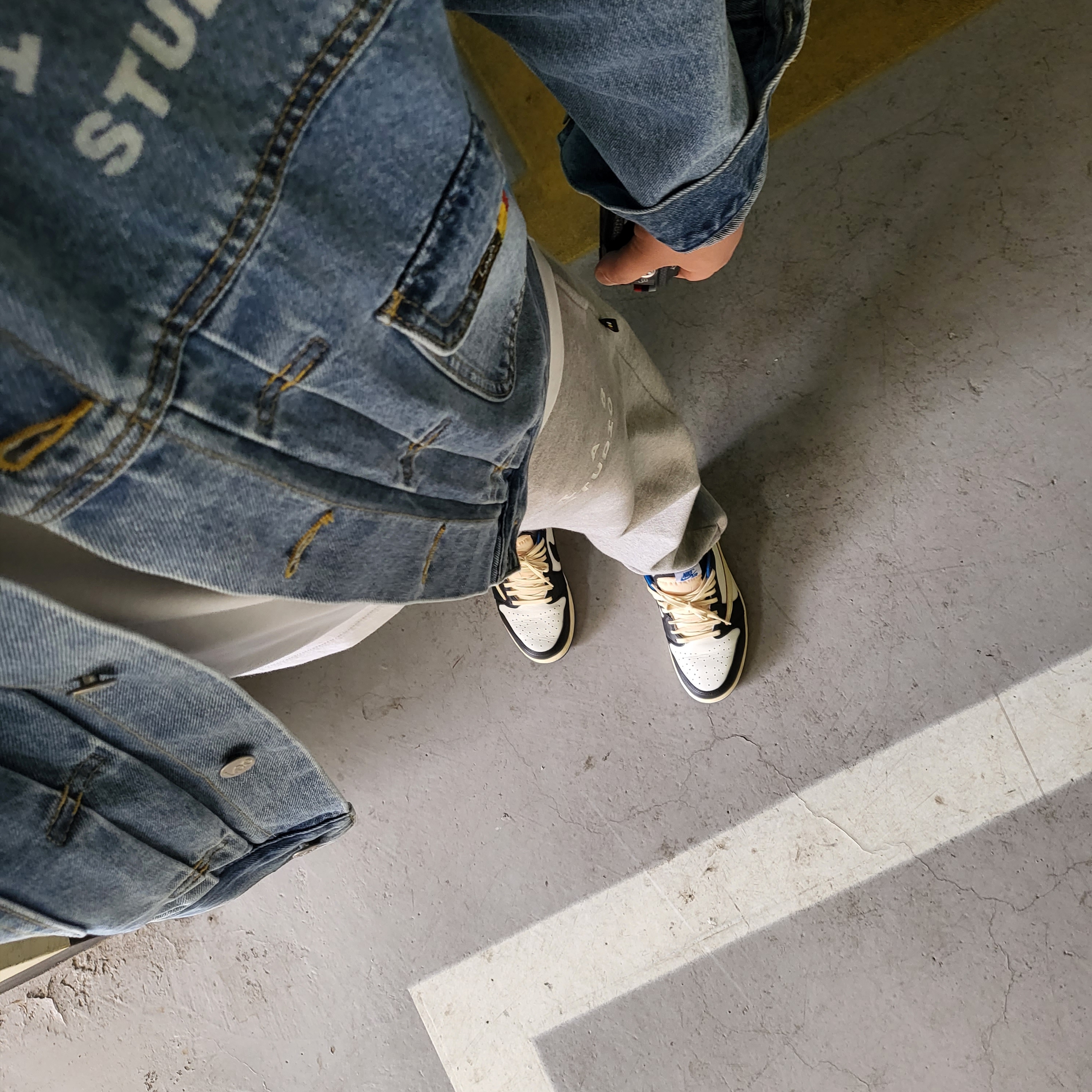 IAB Studio x Lee Denim Jacket Indigo Indigo Medium, IAB Studio Sweatpants Gray - 21SS 착용 스타일