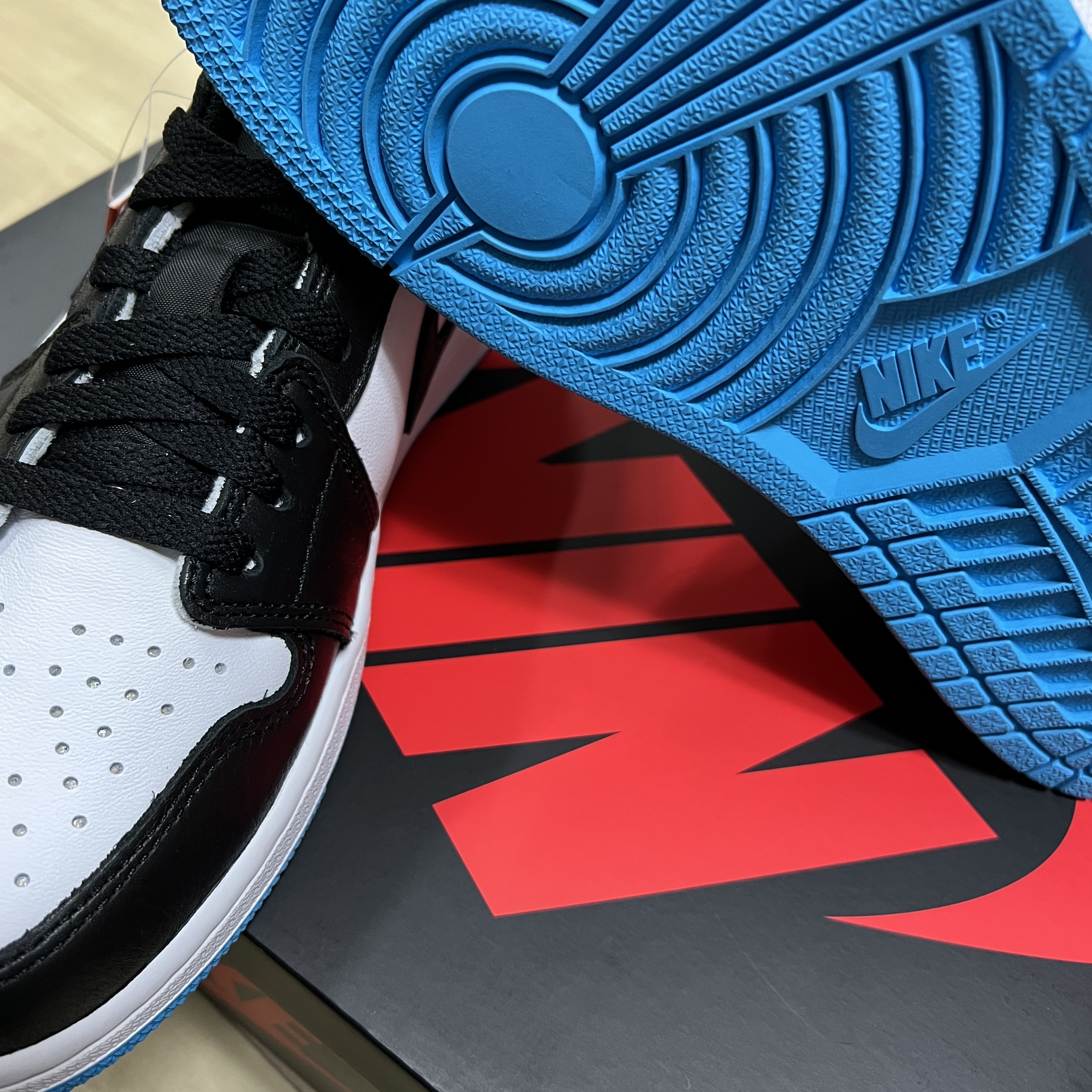 Jordan 1 Retro Low OG Black and Dark Powder Blue 착용 스타일 - 3