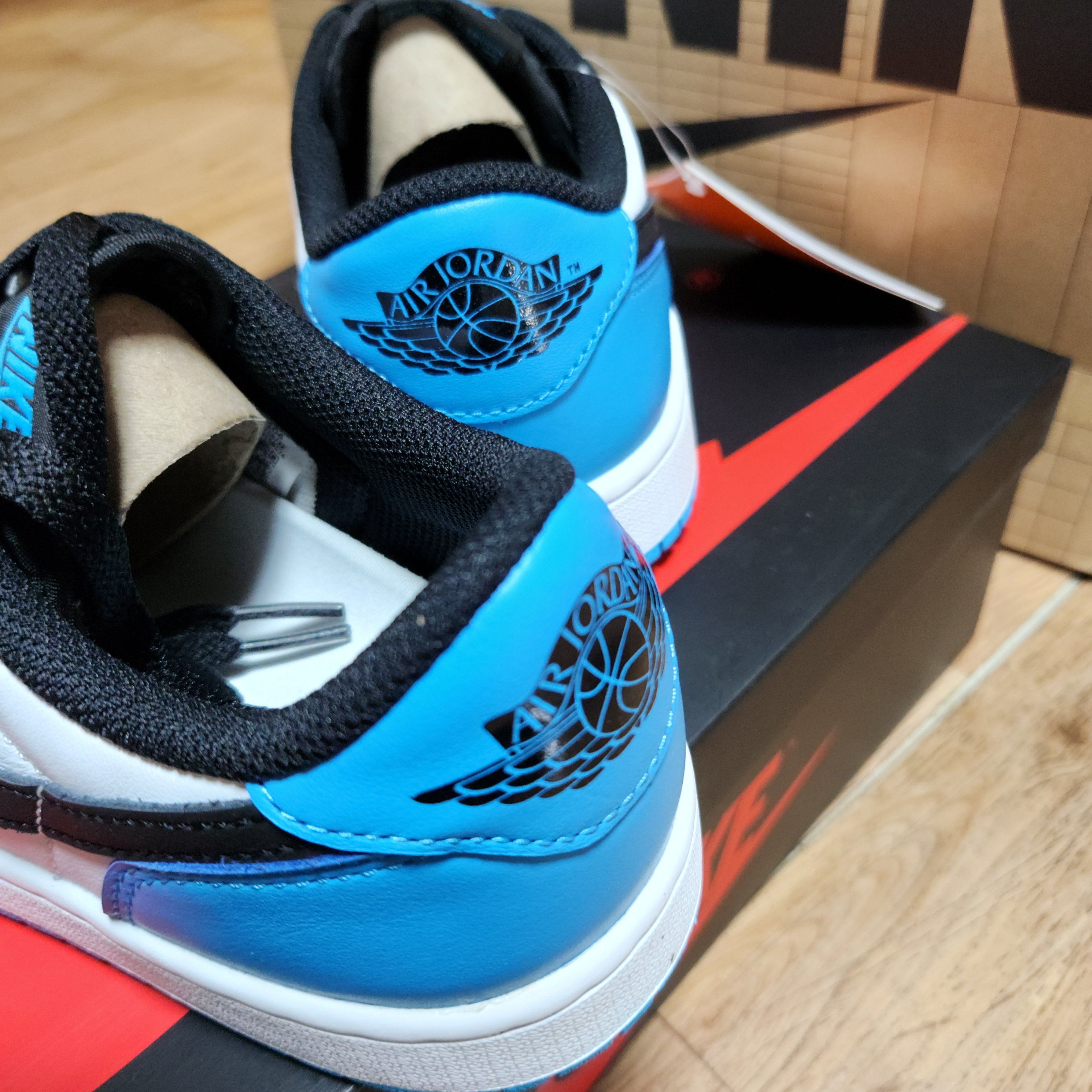 Jordan 1 Retro Low OG Black and Dark Powder Blue 착용 스타일 - 2