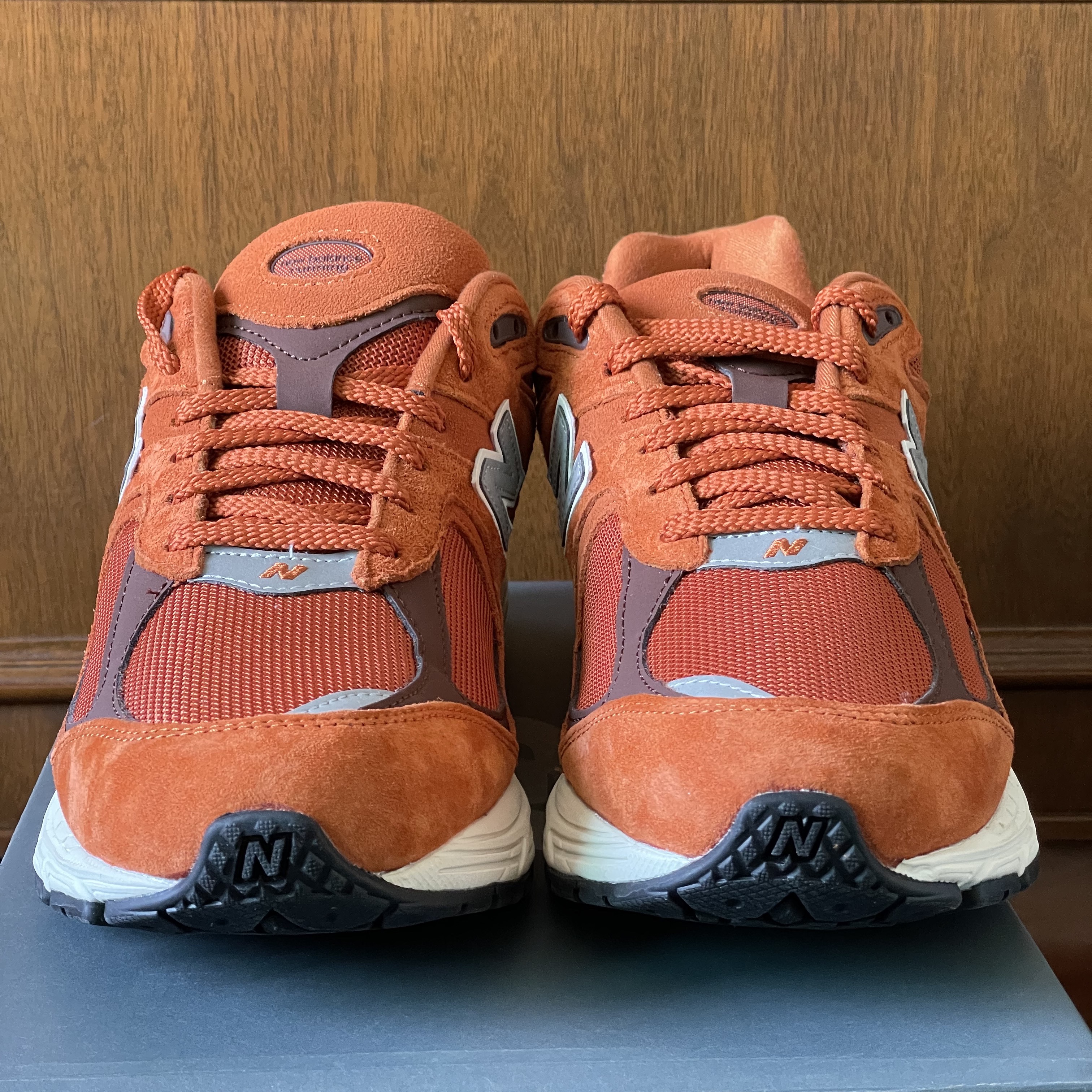 New Balance 2002R Rust Oxide 착용 스타일 - 3