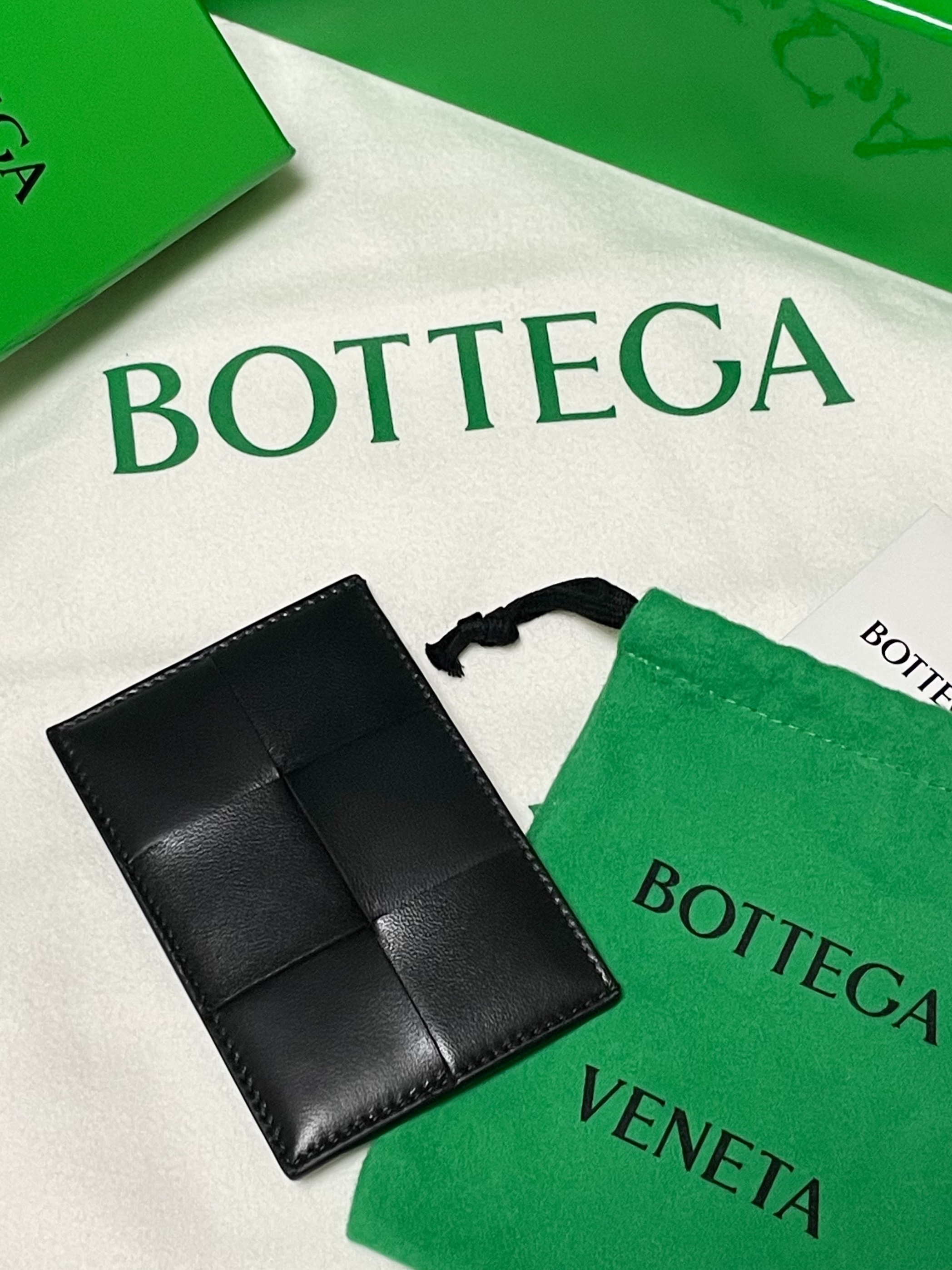 Bottega Veneta Credit Card Case Lambskin & Calfskin Black 착용 스타일