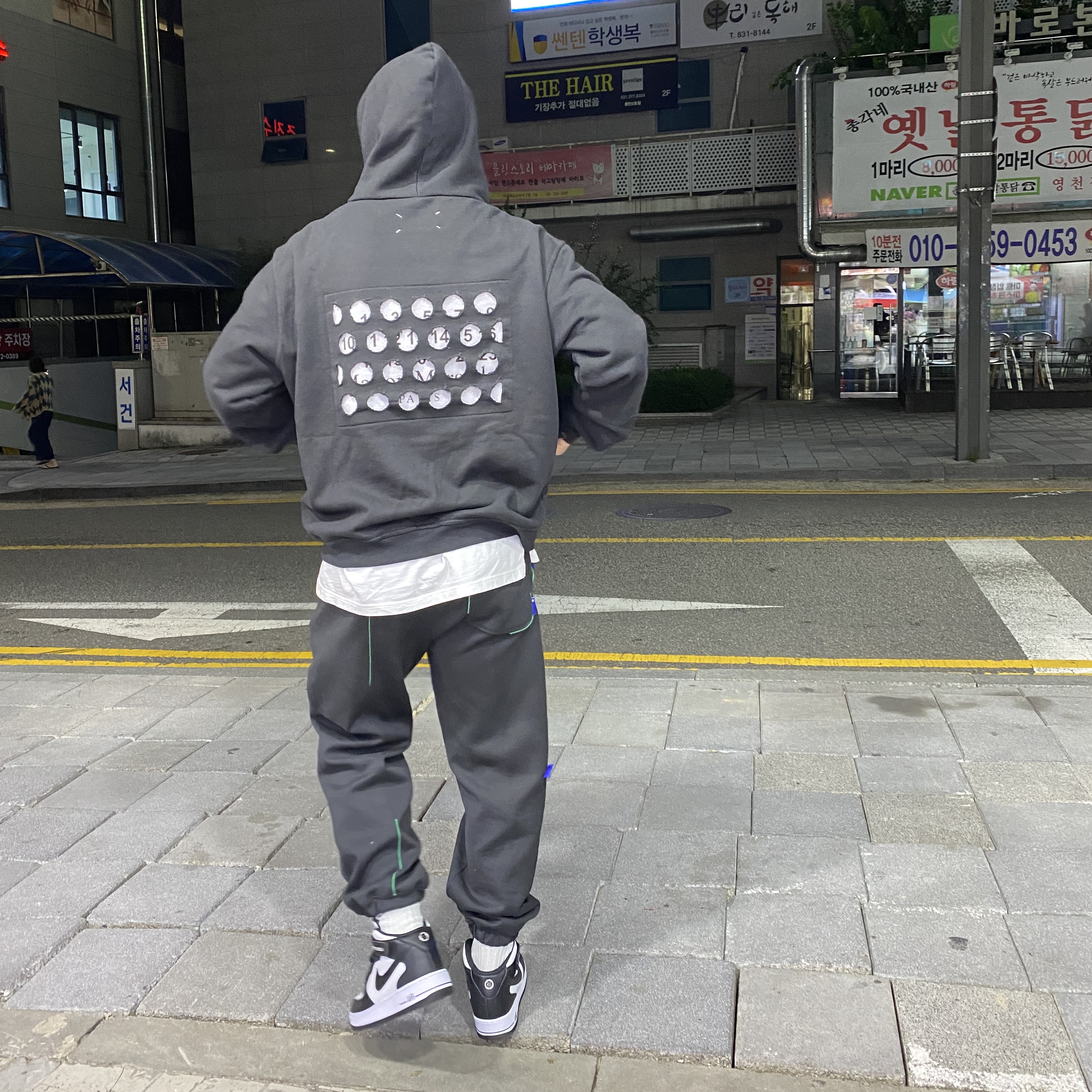 Zara x Ader Error Jogger Pants Dark Anthracite Grey, Nike x Stussy Air Force 1 '07 Mid SP Black and Light Bone 착용 스타일 - 1