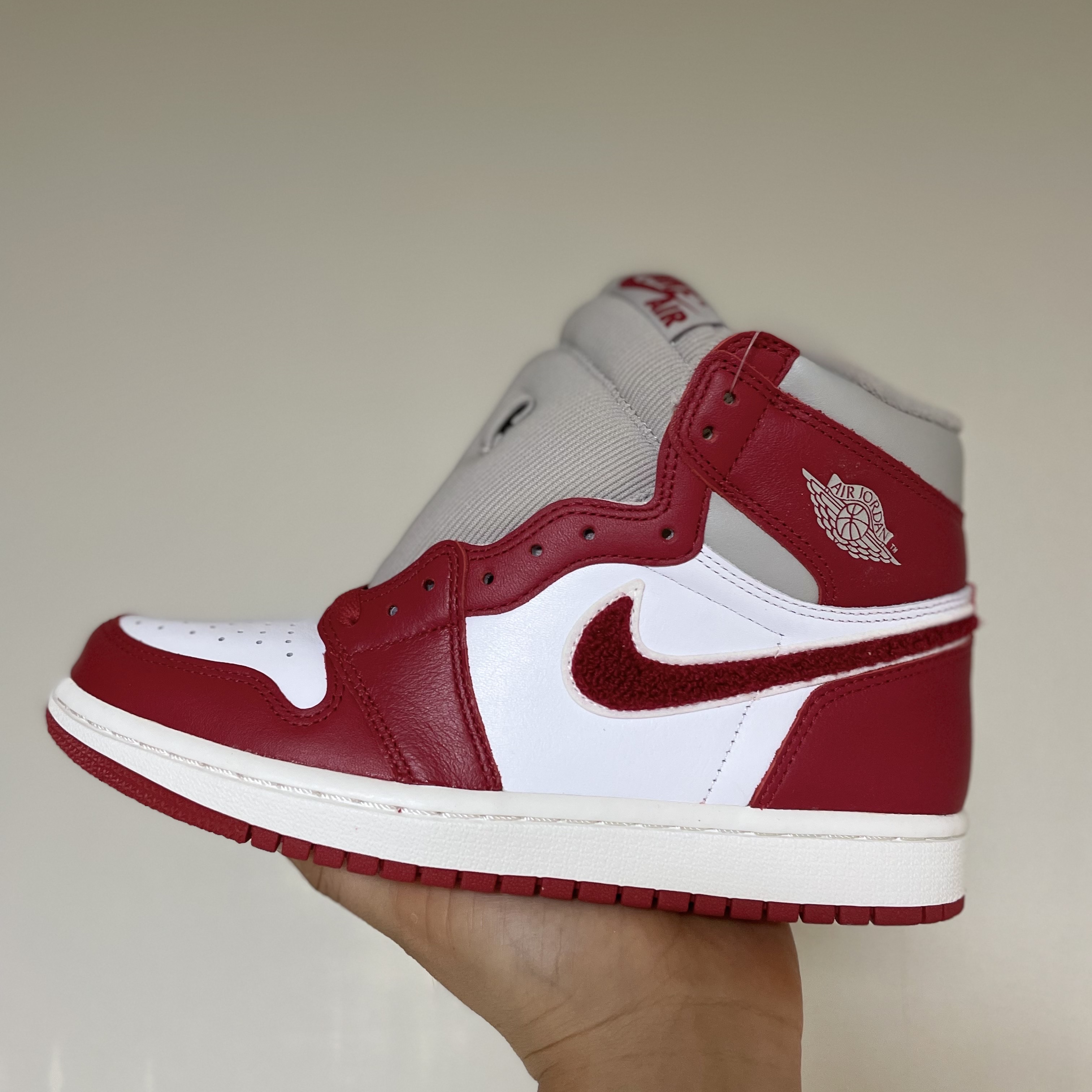 (W) Jordan 1 Retro High OG Varsity Red 착용 스타일 - 3