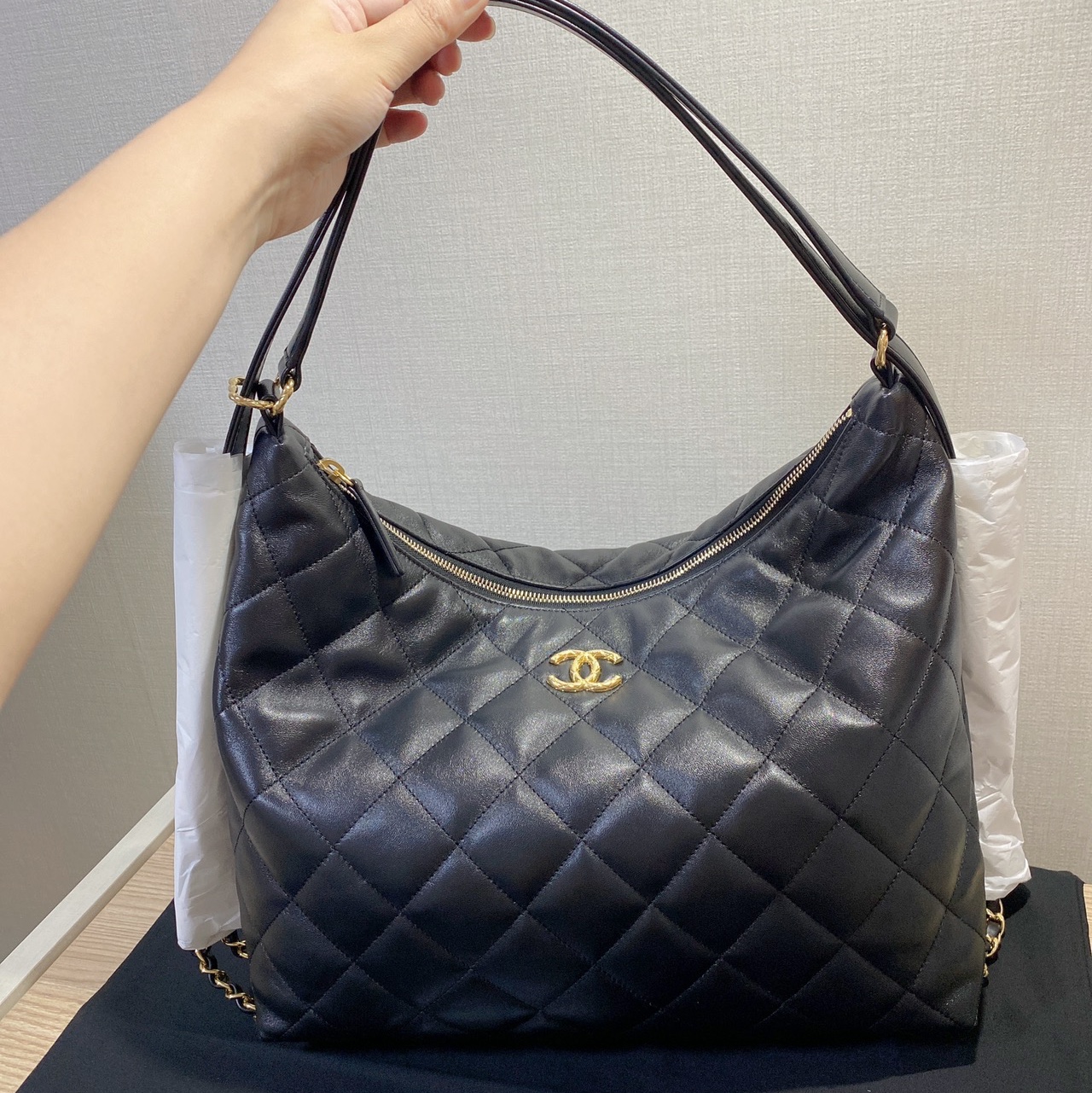 Chanel Maxi Hobo Bag Lambskin & Gold Black 착용 스타일 - 2