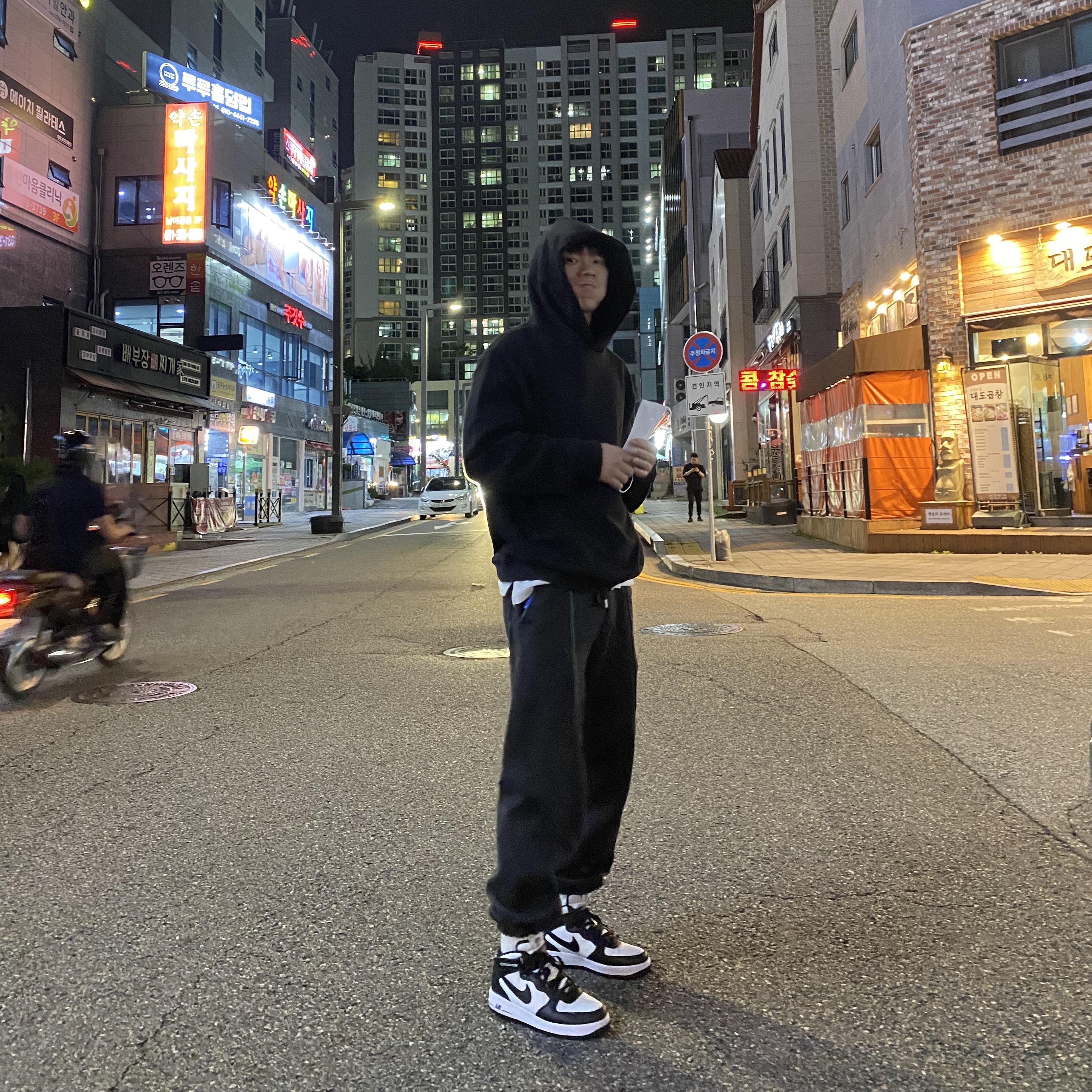 Zara x Ader Error Jogger Pants Dark Anthracite Grey, Nike x Stussy Air Force 1 '07 Mid SP Black and Light Bone 착용 스타일 - 2