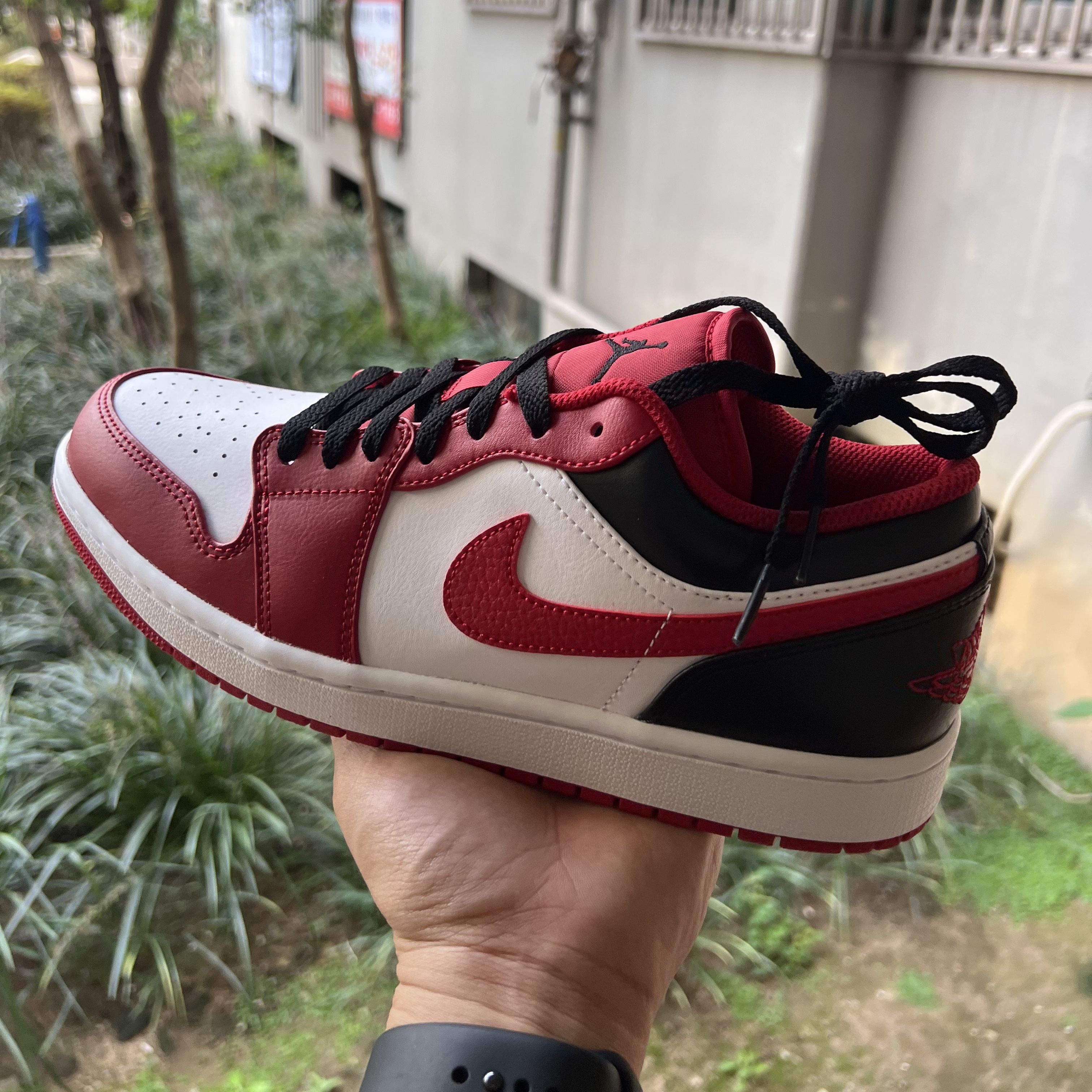 Jordan 1 Low White Gym Red Black 착용 스타일 - 2