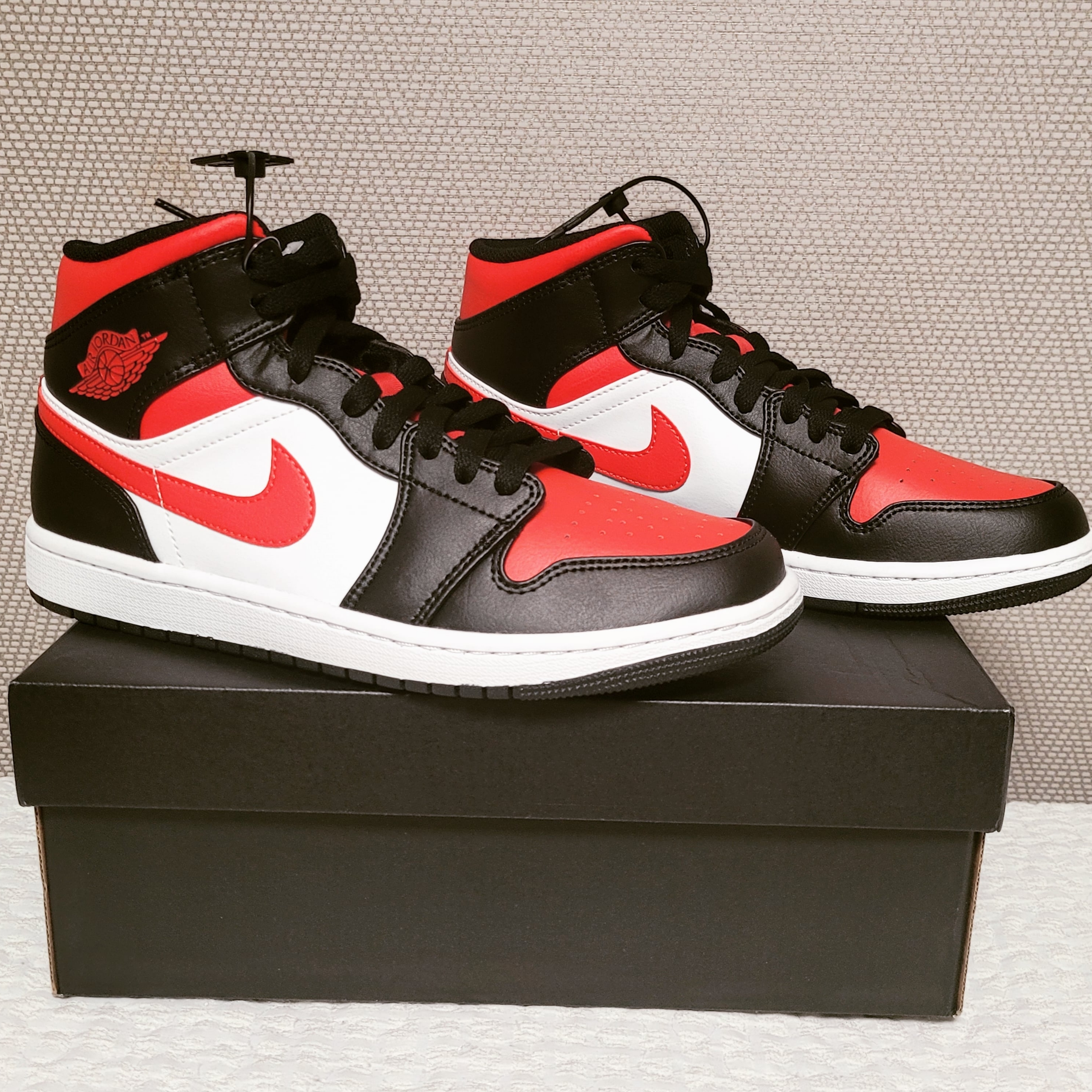 Jordan 1 Mid Black Fire Red 착용 스타일