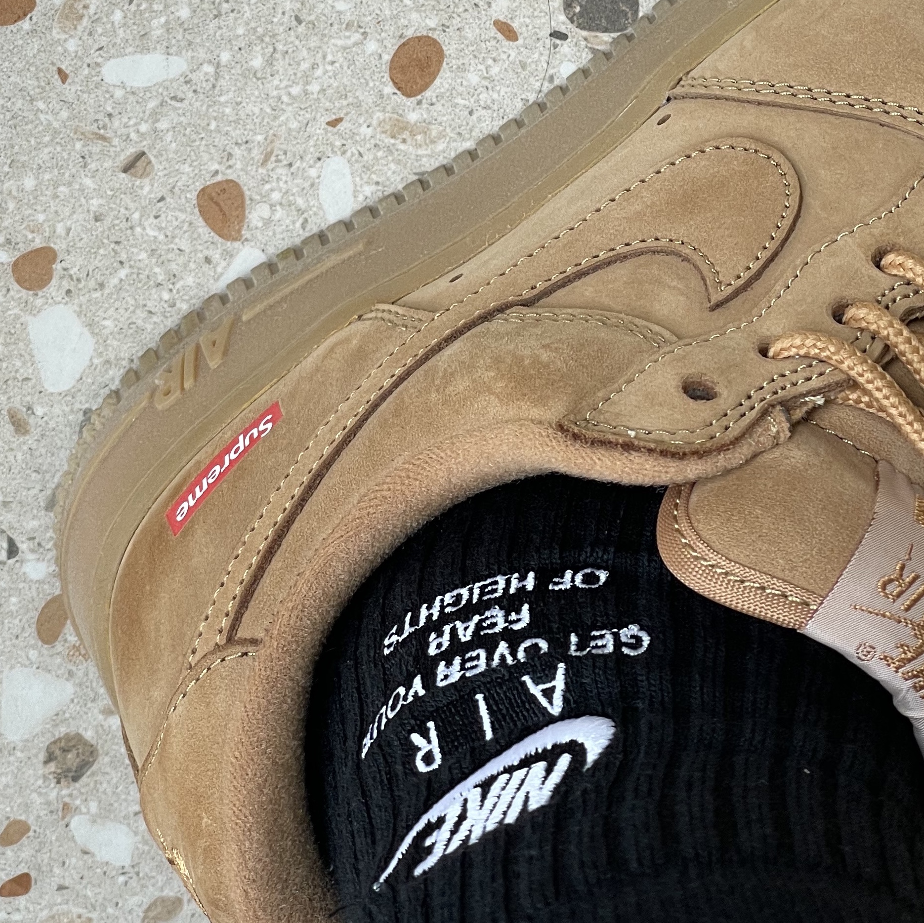 Nike x Supreme Air Force 1 Low Flax 착용 스타일 - 2