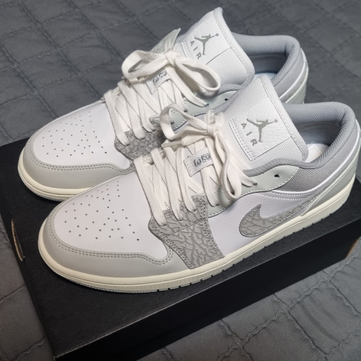 Jordan 1 Low PRM Elephant Print 착용 스타일 - 2