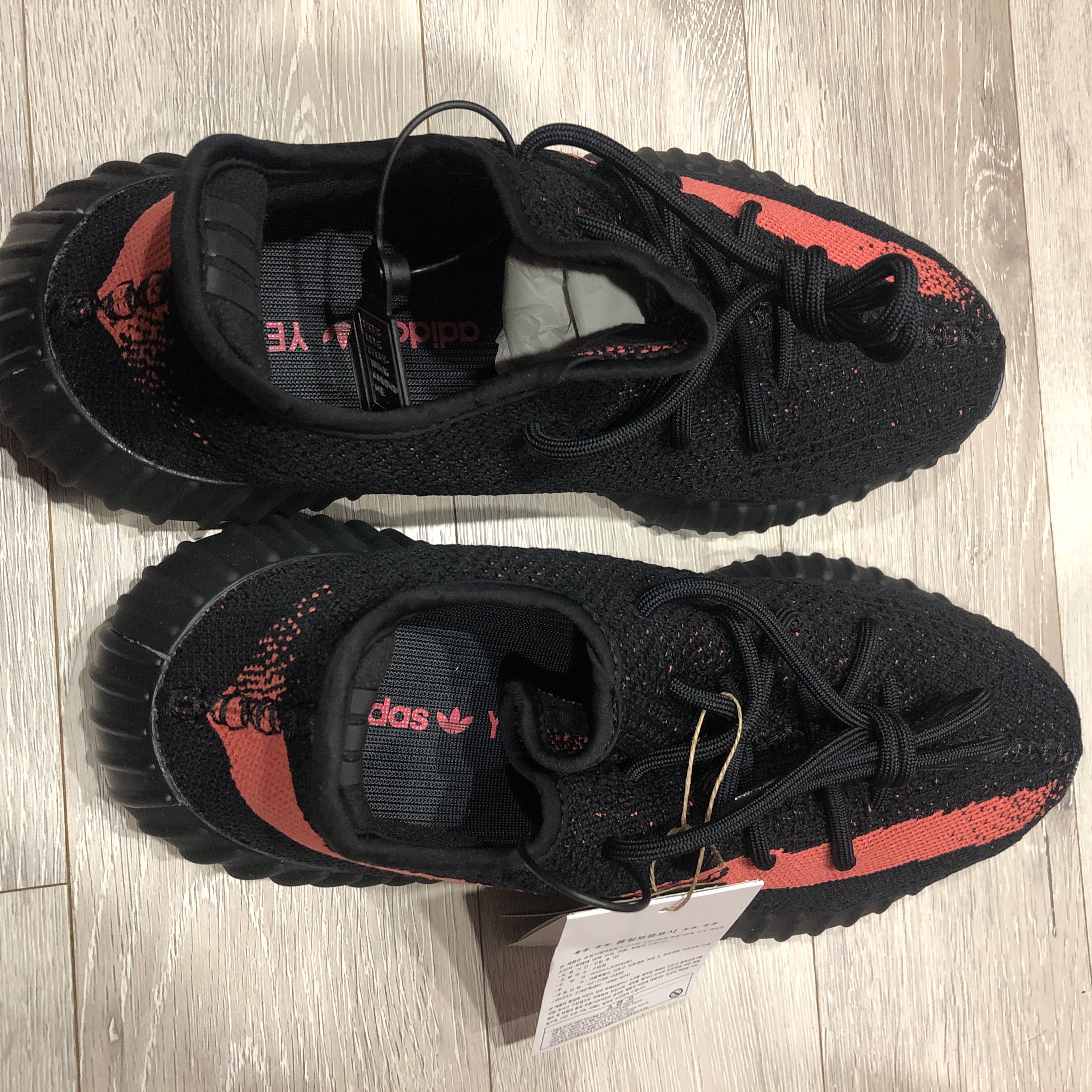 Adidas Yeezy Boost 350 V2 Core Black Red 2022/2023 착용 스타일
