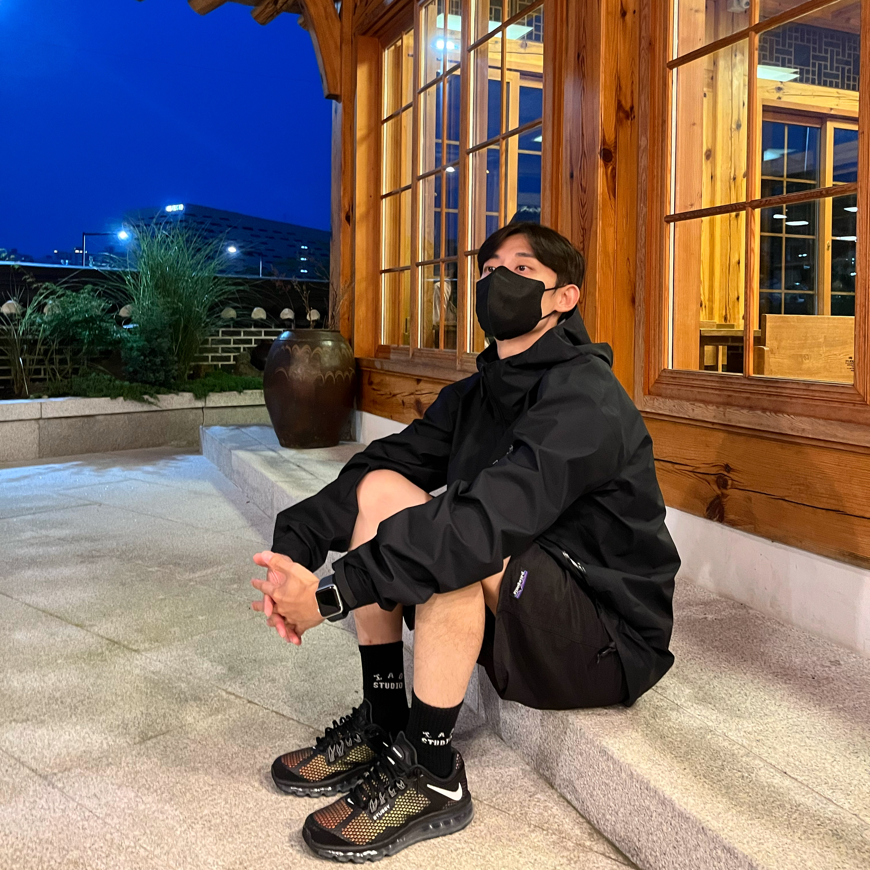 Arc'teryx Beta Jacket Black, IAB Studio Socks Pack Black Navy White 착용 스타일