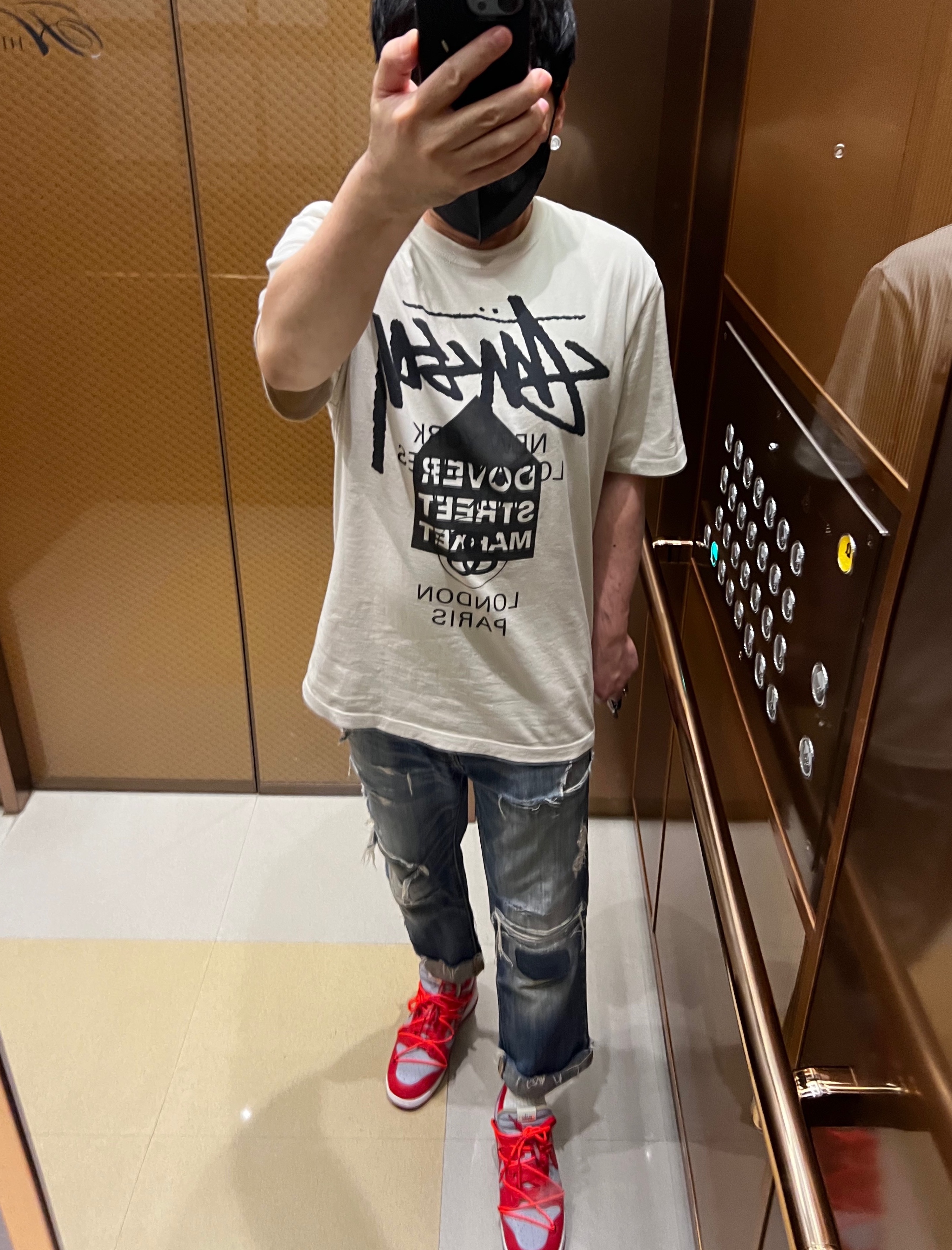 Stussy DSM World Tour T-Shirt Smoke 2022, Nike x Off-White Dunk Low University Red 착용 스타일